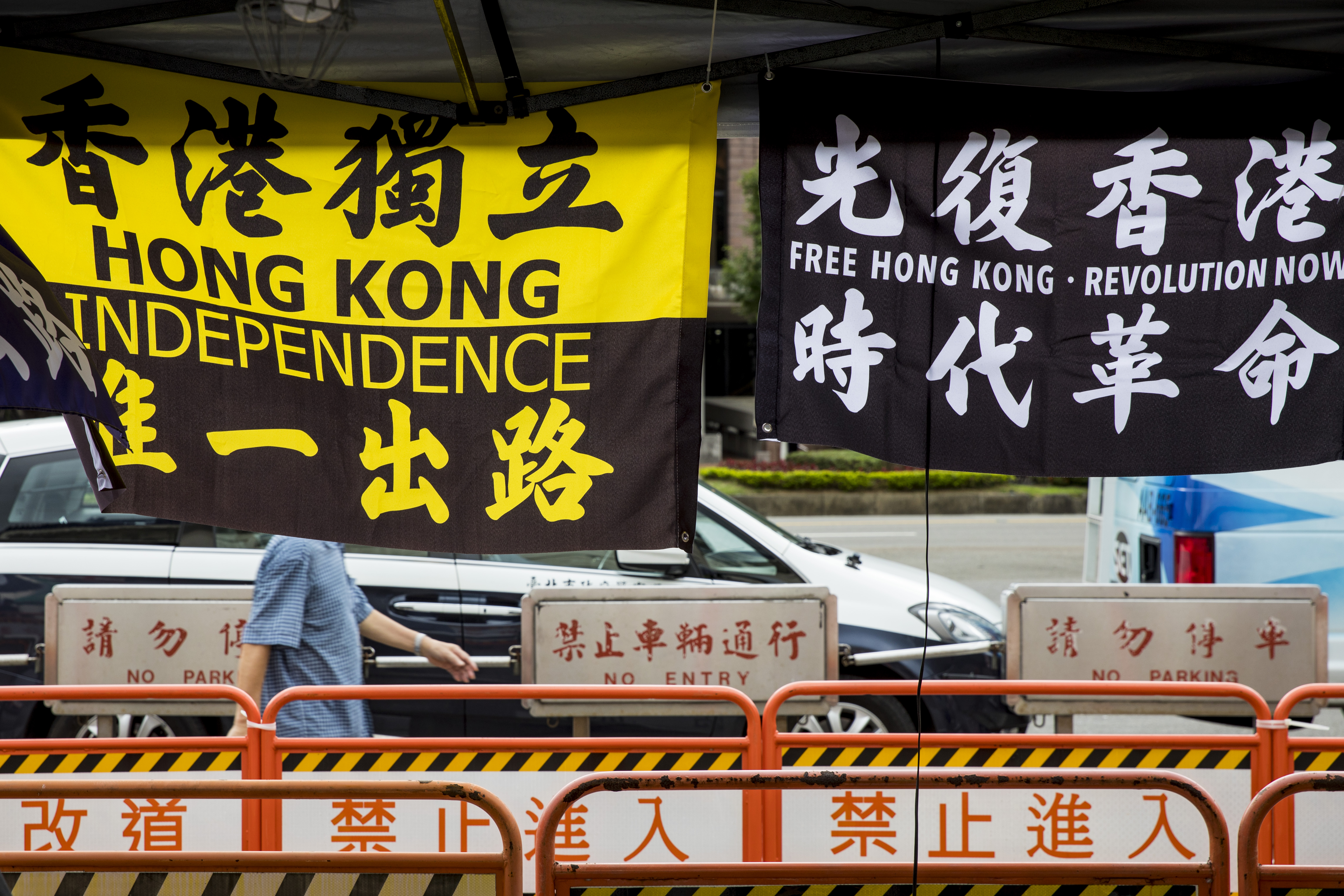 一名19歲中大學生於畢業遊行高舉「光復香港時代革命」「香港＿＿為一出路」等旗幟，涉嫌違反港版國安法遭捕。（示意圖）