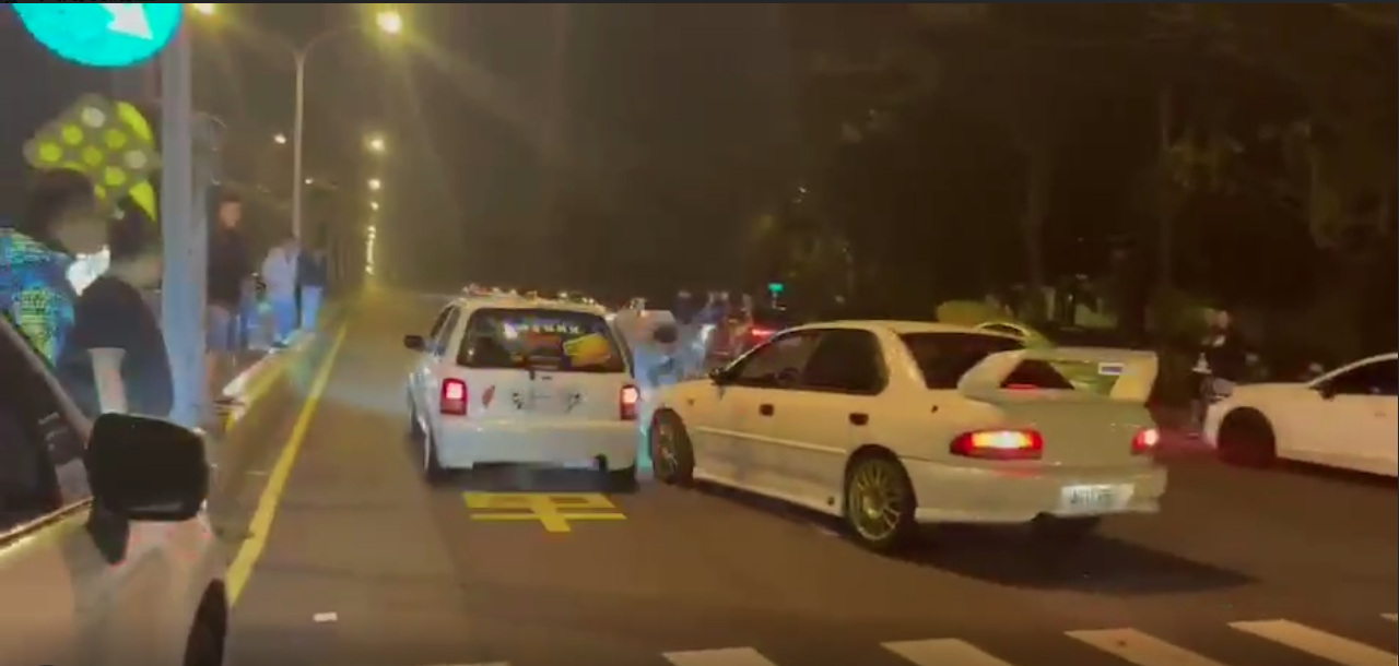 2部車在尚未開放的屏東生技園區內違法競速。（翻攝畫面）