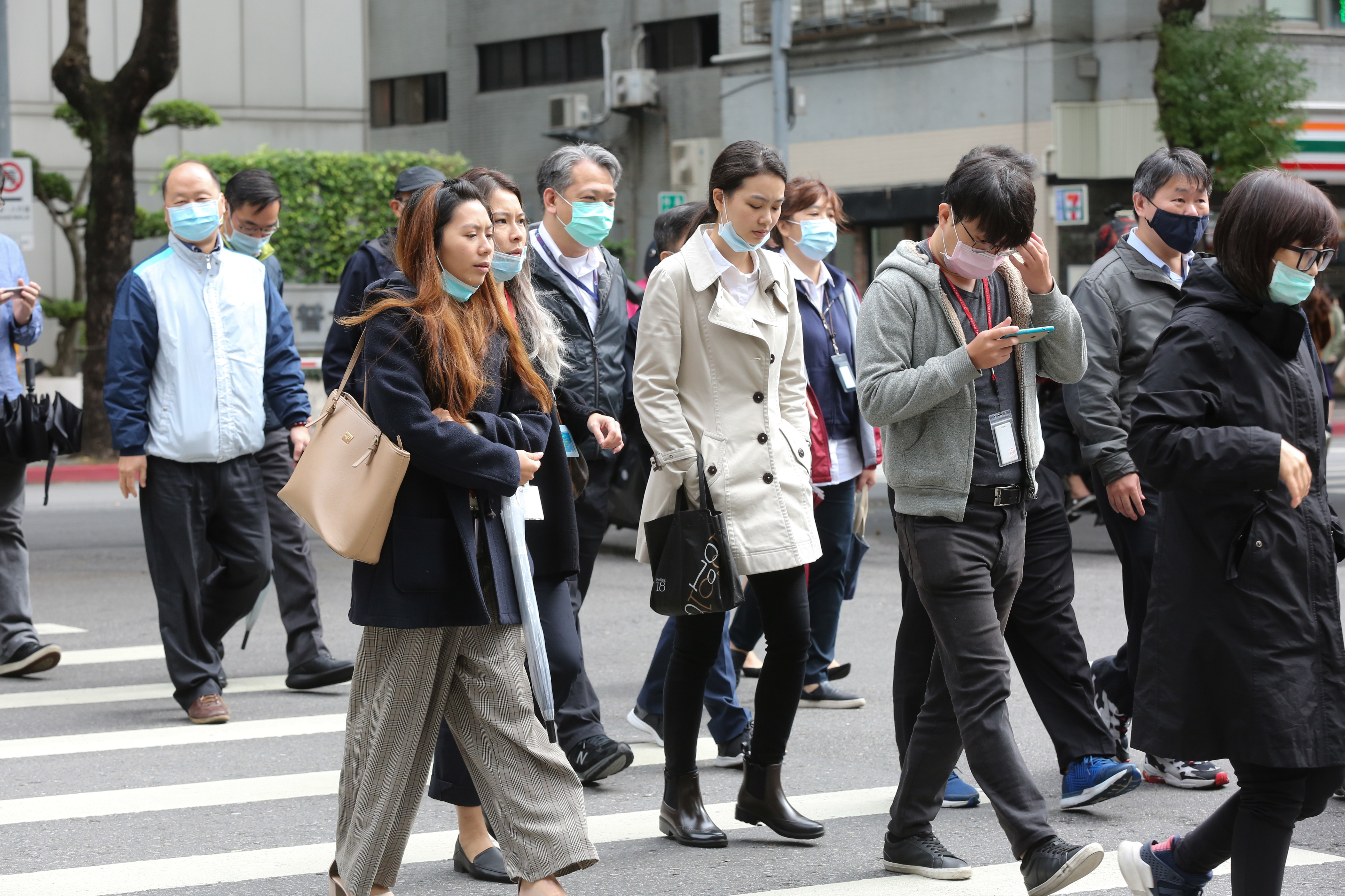 今（19日）因冷空氣加上超強夜間輻射冷卻影響，清晨全台大部分平地最低溫降至10度以下。（本刊資料照）