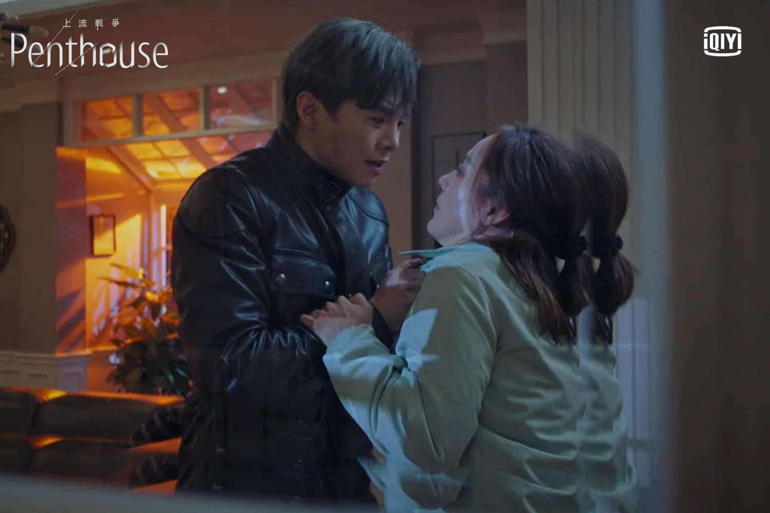 羅根李（朴殷碩飾）與吳贇熙（柳真飾）在《Penthouse 上流戰爭》第1季完結篇的對手戲非常精彩。（愛奇藝國際站提供）