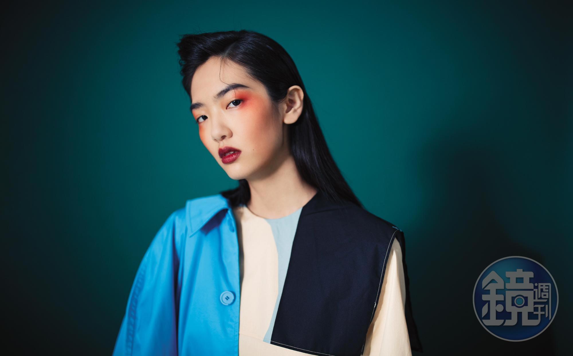 藍色風衣外套，NT$96,250；色塊拼接洋裝，NT$12,950。（by BALENCIAGA、marimekko）