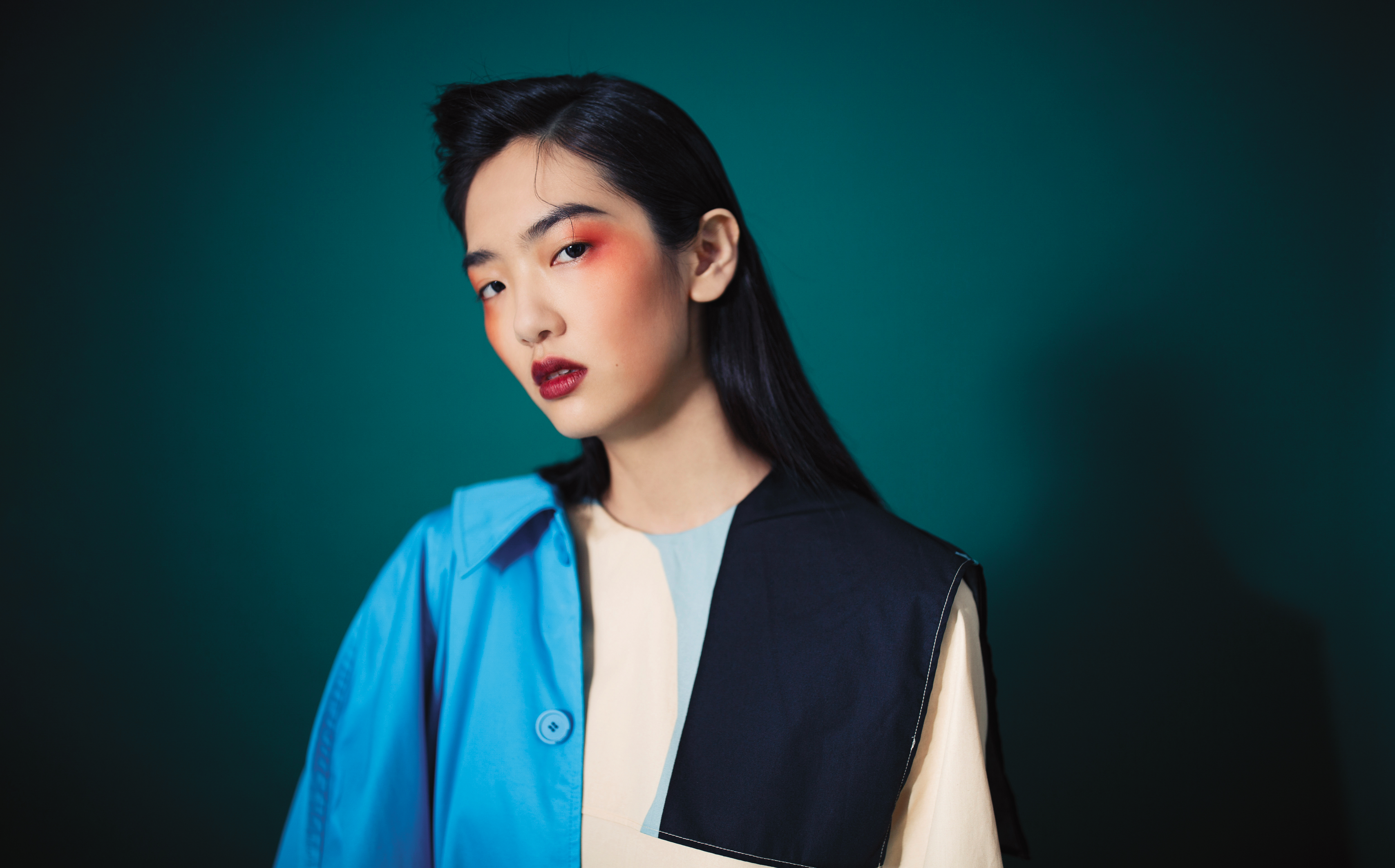 藍色風衣外套，NT$96,250；色塊拼接洋裝，NT$12,950。（by BALENCIAGA、marimekko）