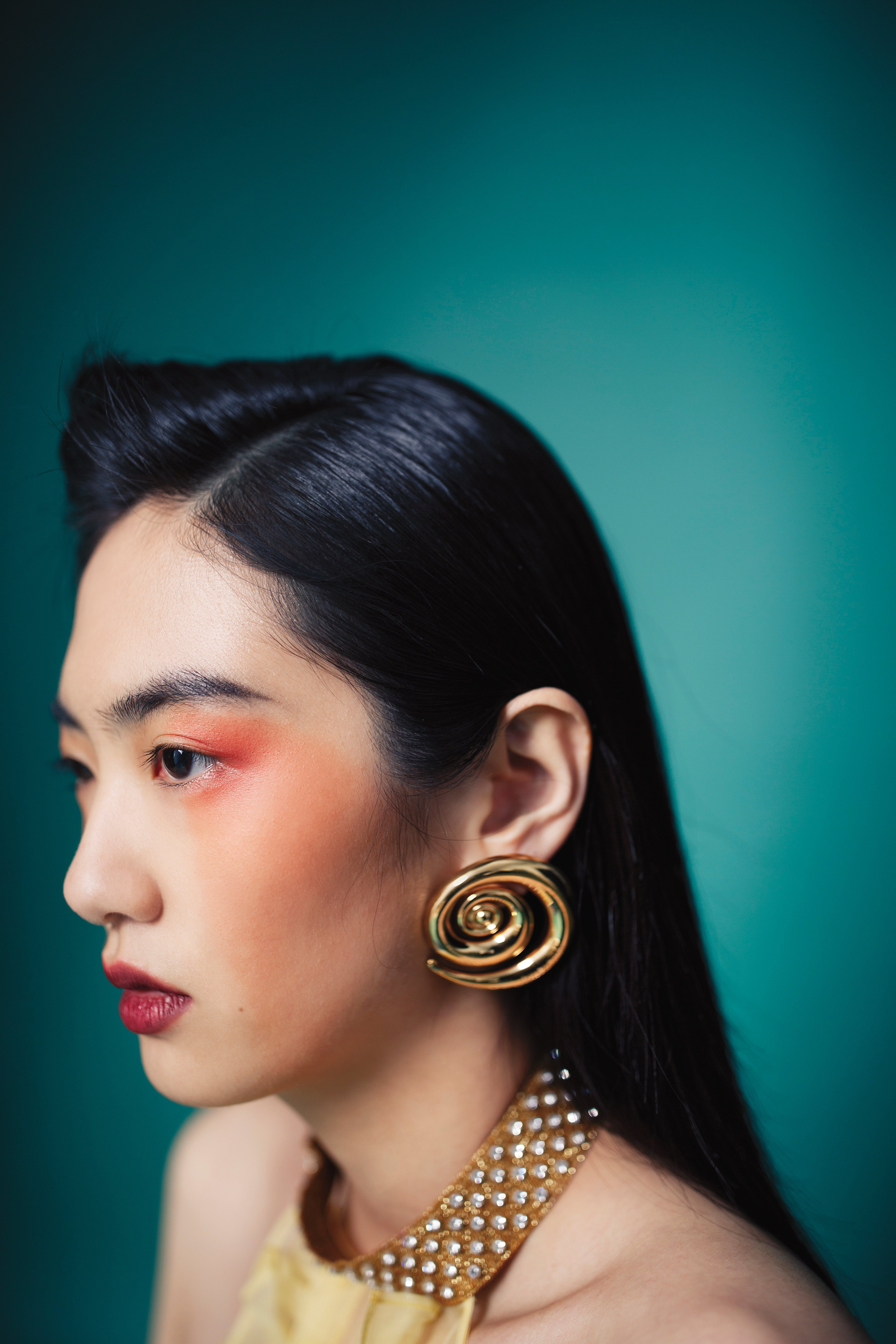 荷葉薄紗挖背背心，價格店洽；圓形耳環，價格店洽。（by MIU MIU、BALENCIAGA）