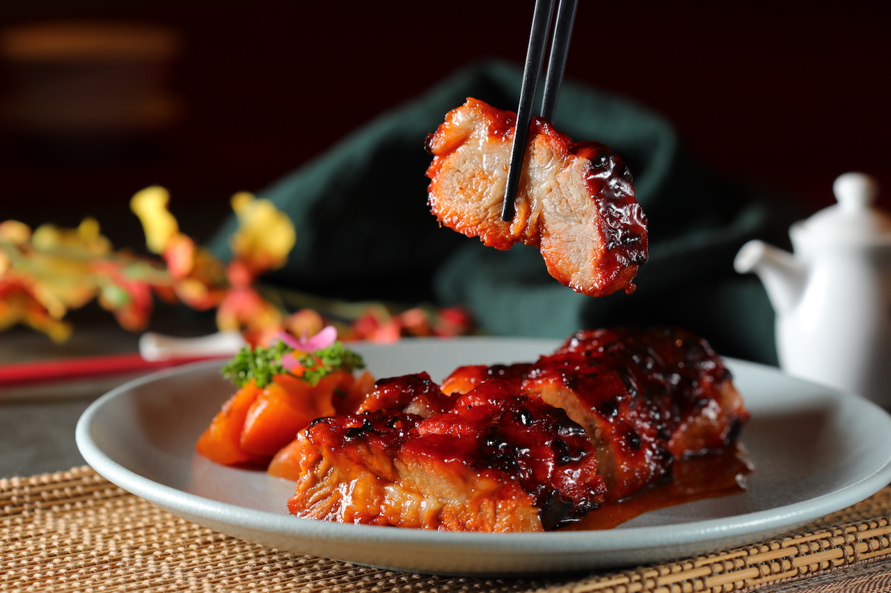 棗紅色的「蜜汁叉燒皇」脆中帶腴，蜜汁濃郁。（480元／份）