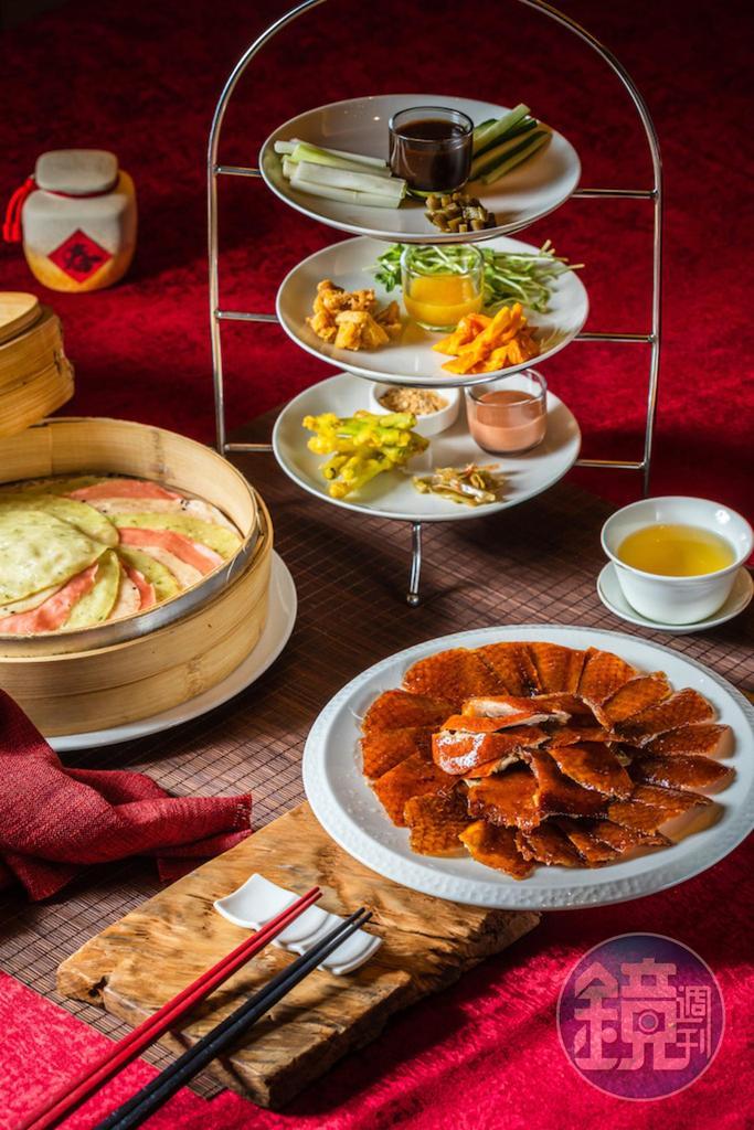 「烤鴨三吃」 的第一吃形似英式午茶塔,片鴨搭配3色餅皮及果乾、剝皮辣椒等配料,老菜新作有意思。(烤鴨三吃3,200元/份)