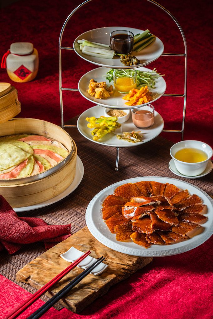 「烤鴨三吃」 的第一吃形似英式午茶塔，片鴨搭配3色餅皮及果乾、剝皮辣椒等配料，老菜新作有意思。（烤鴨三吃3,200元／份）