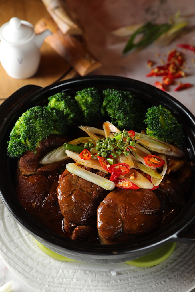 「福牛三聖聚寶盆」花椒香麻，肉味十足。（1,380元／份）
