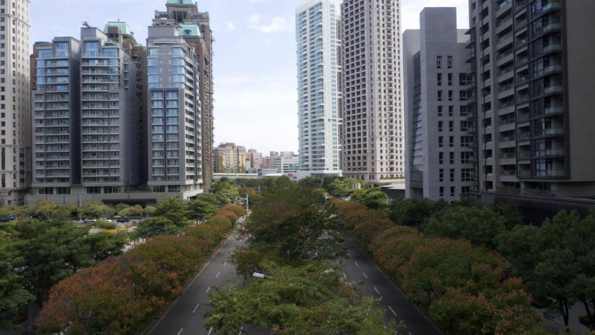 「市政1號院」位處交通機要，無論是接上國道一號、74號快速道路，連捷運也能靠走路3分鐘就到，完美符合海歸人才的高要求，無論是自住或投資都是首選標的。