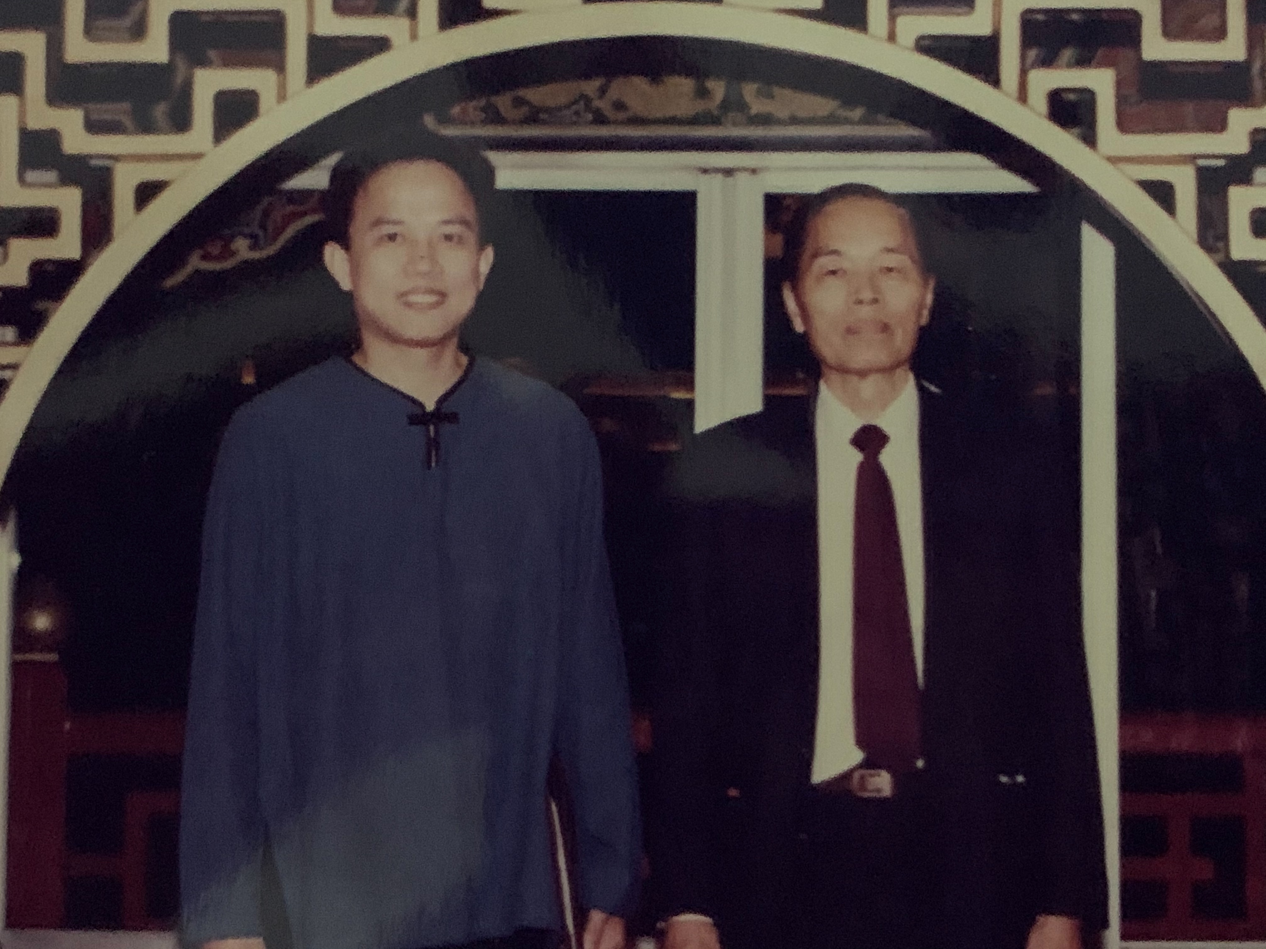 彭文正與擔任國小教師的父親彭贊銜。彭文正說，父親是典型克勤克儉的客家人，一生不苟言笑，直到孫子出生，才看到他的笑容。（彭文正提供）