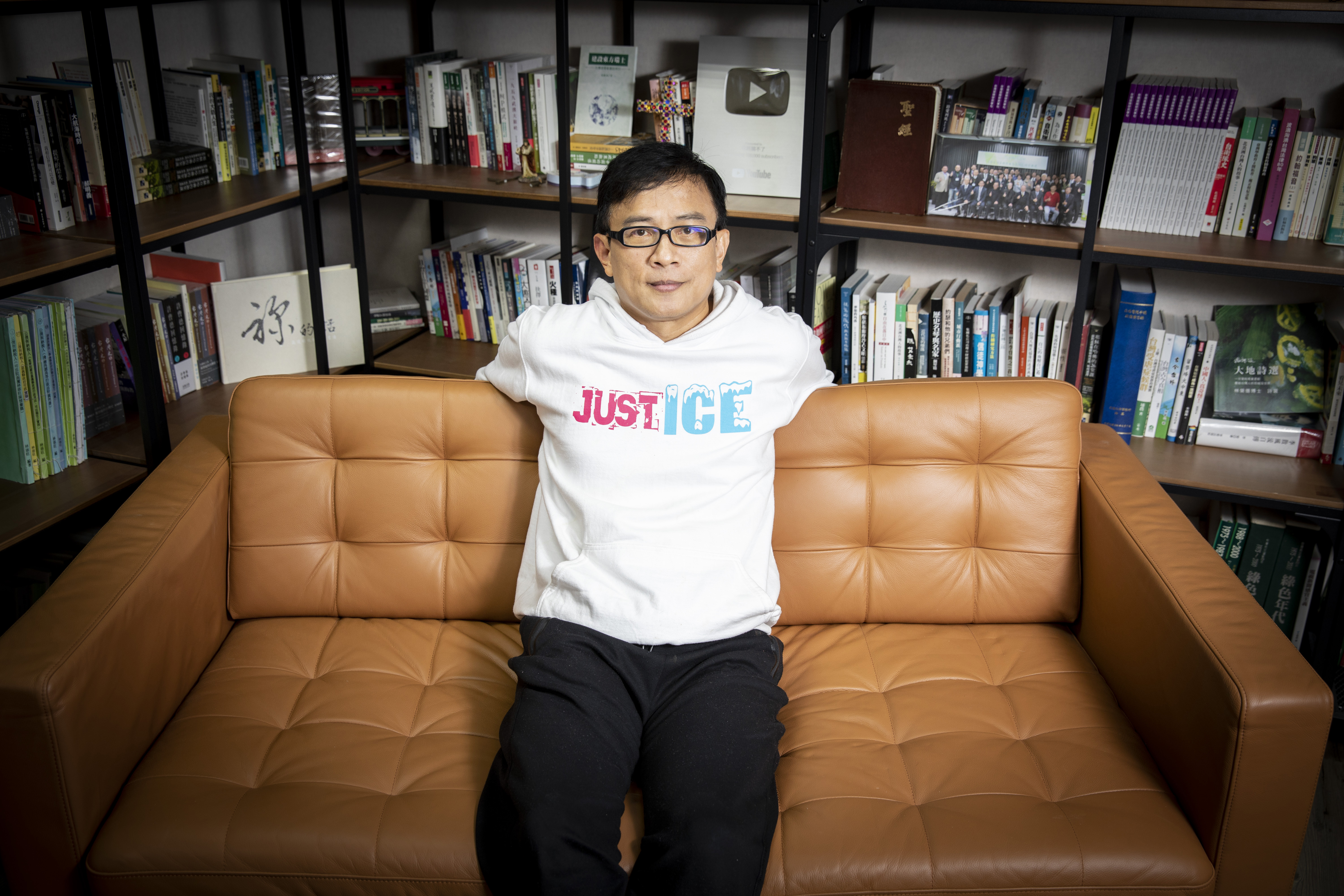 彭文正說他把意識形態跟藍綠看得很淡，他只尊敬願意為個人價值真正付出的人。