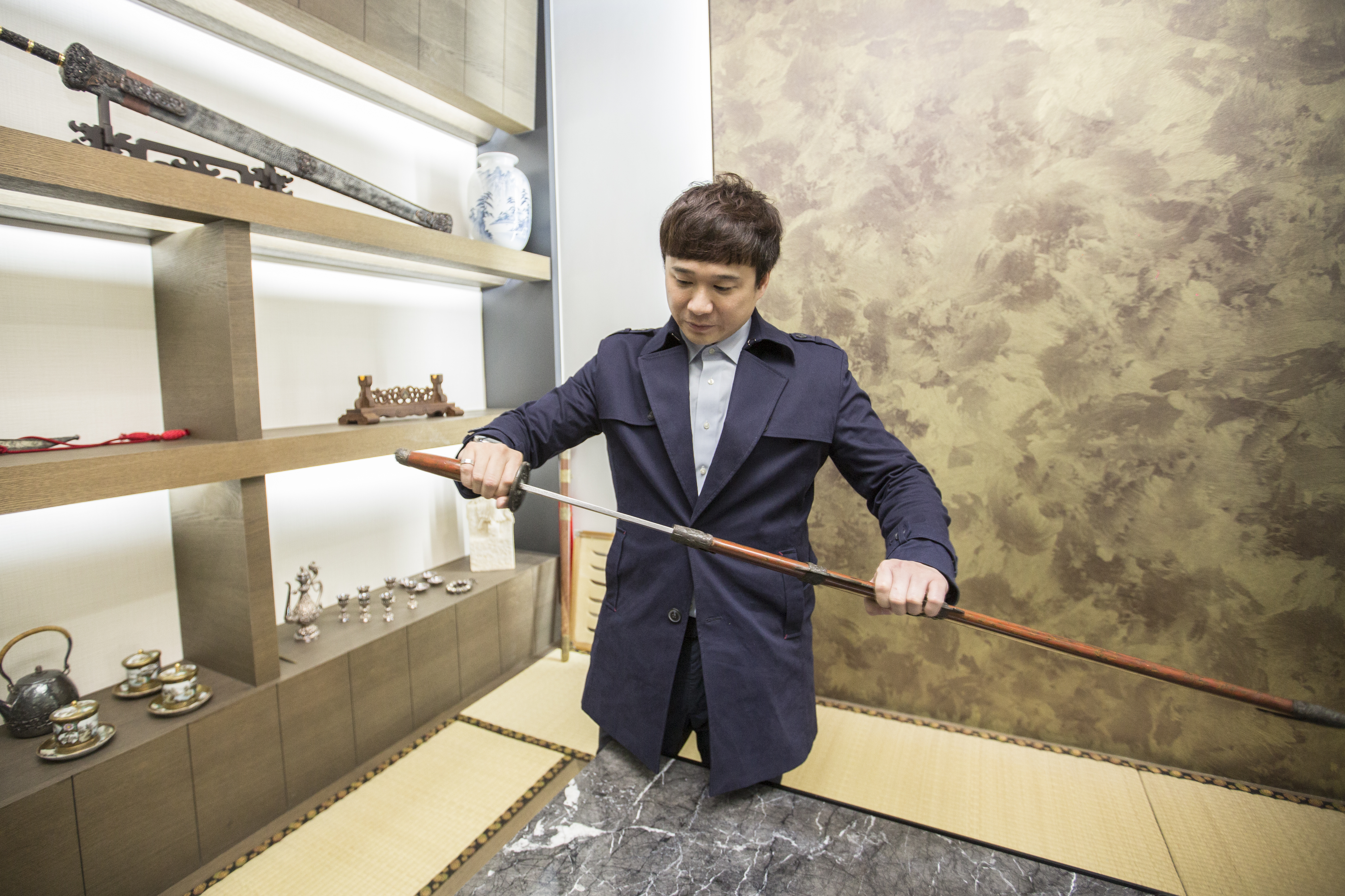 築間餐飲集團董事長林楷傑小時候功課不好，卻在遊戲中展現領袖特質。喜歡收藏古董劍的他，拿出一把劍把玩，頗有開疆闢土的味道。