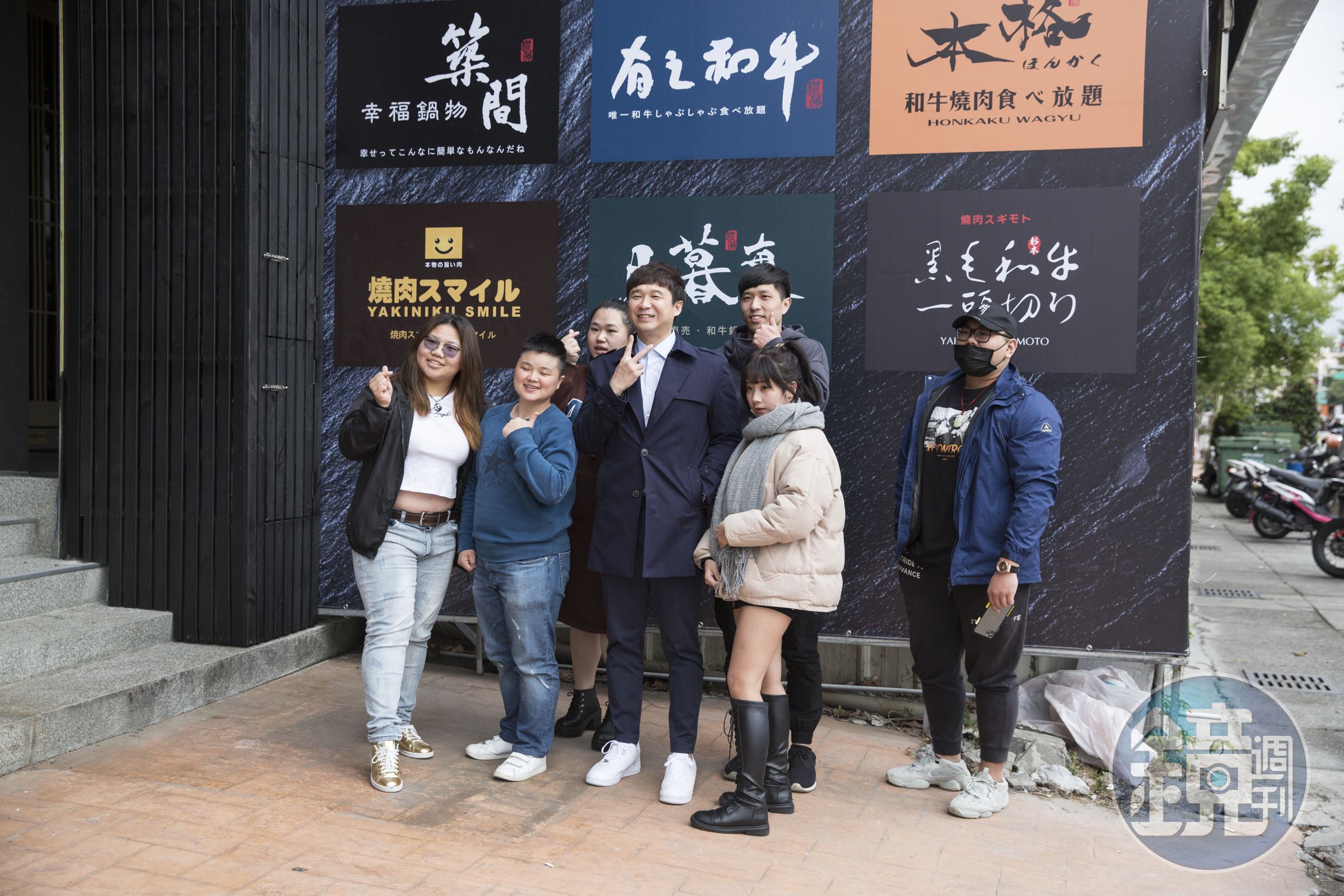 一票趁休假到台中新品牌吃飯的彰化築間鍋物員工，看到老闆出現，興奮地等著合照。