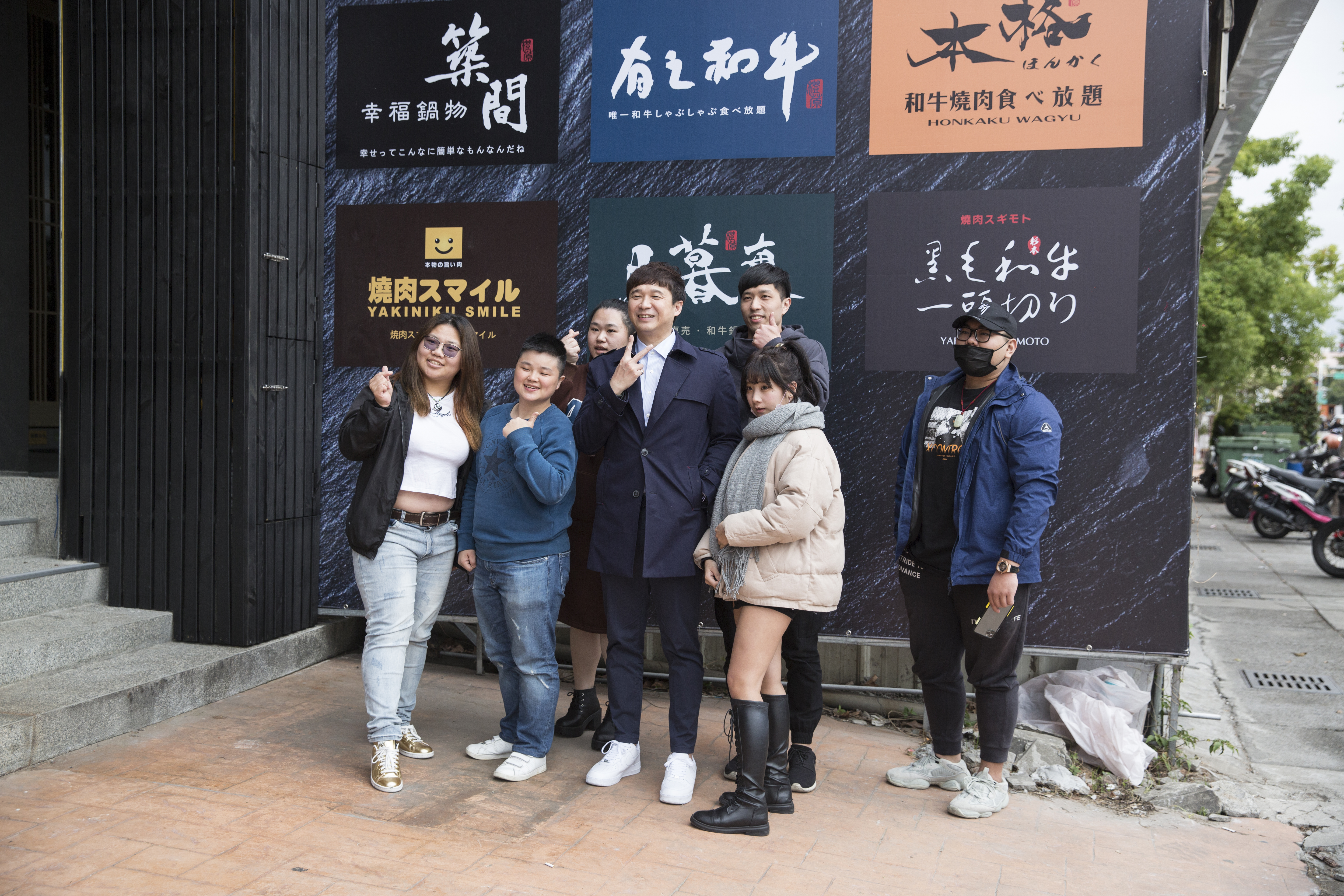 一票趁休假到台中新品牌吃飯的彰化築間鍋物員工，看到老闆出現，興奮地等著合照。