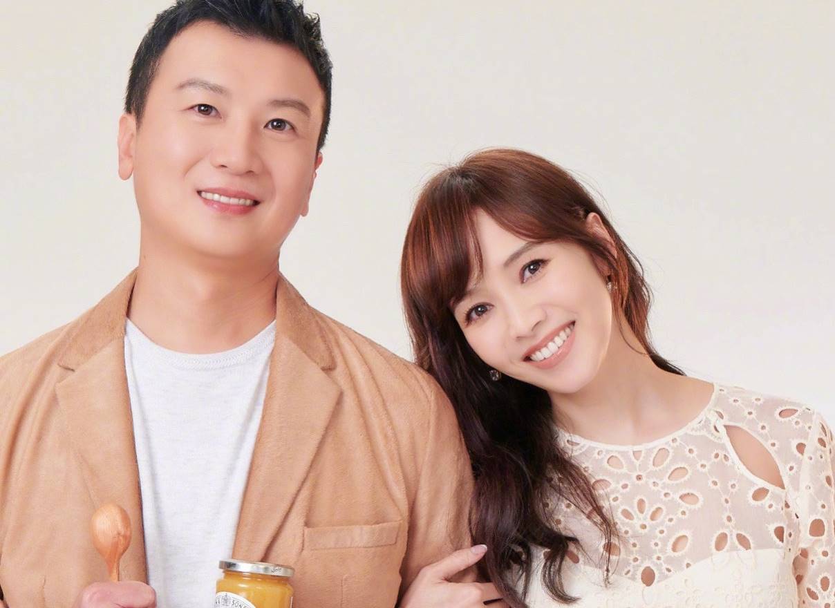 侯佩岑與老公黃柏俊結婚十年，育有二子，日前在大陸綜藝節目上大談兩人的甜蜜點滴。（翻攝自侯佩岑微博）