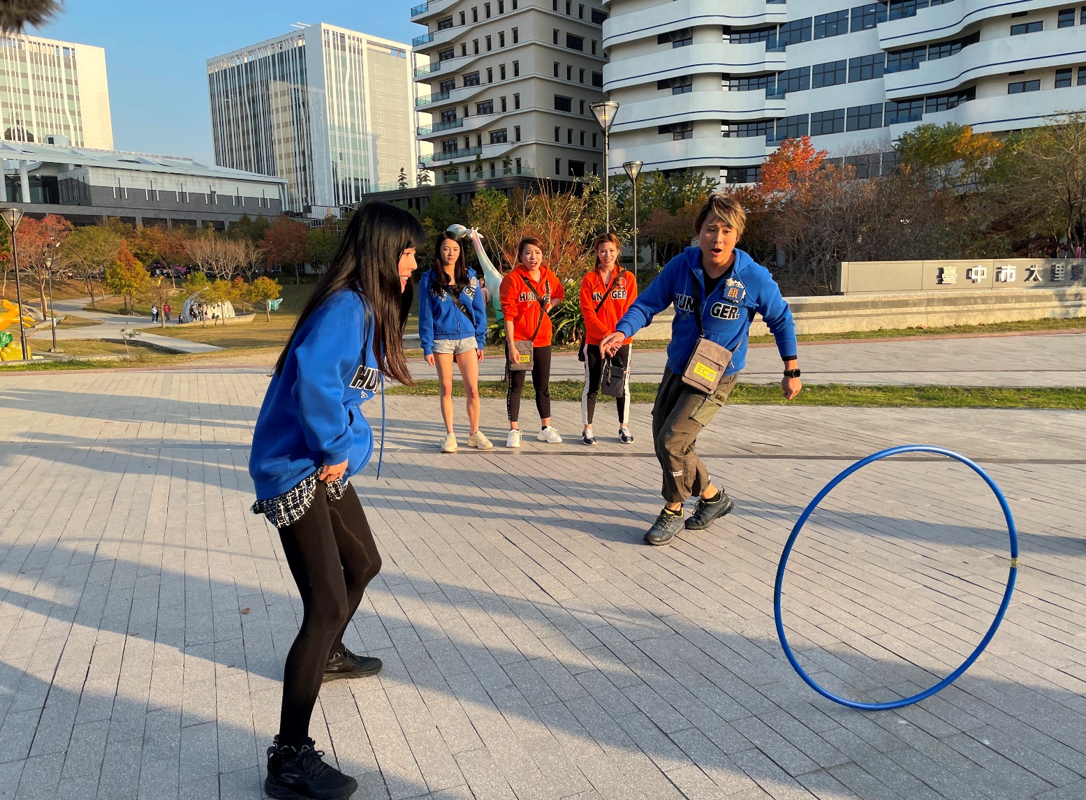兩度登《飢餓遊戲》的狄鶯除展示神準球技外，更跳垮呼拉圈，被稱是神隊友。（中視提供）