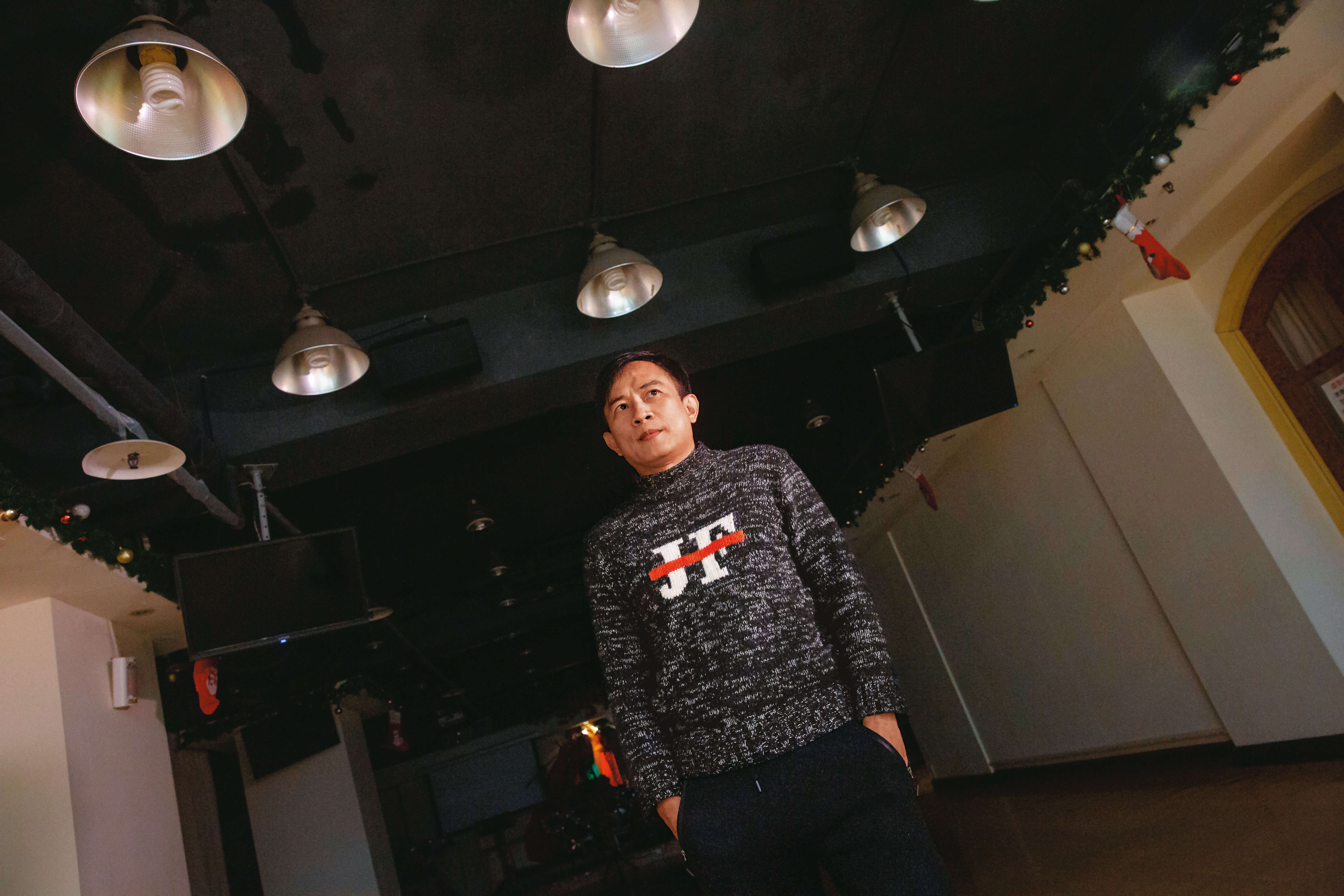 彭文正的人生岔路看似分在失去電視舞台、站錯候選人之後。事實上，反差與衝突一直是他的人生課題。