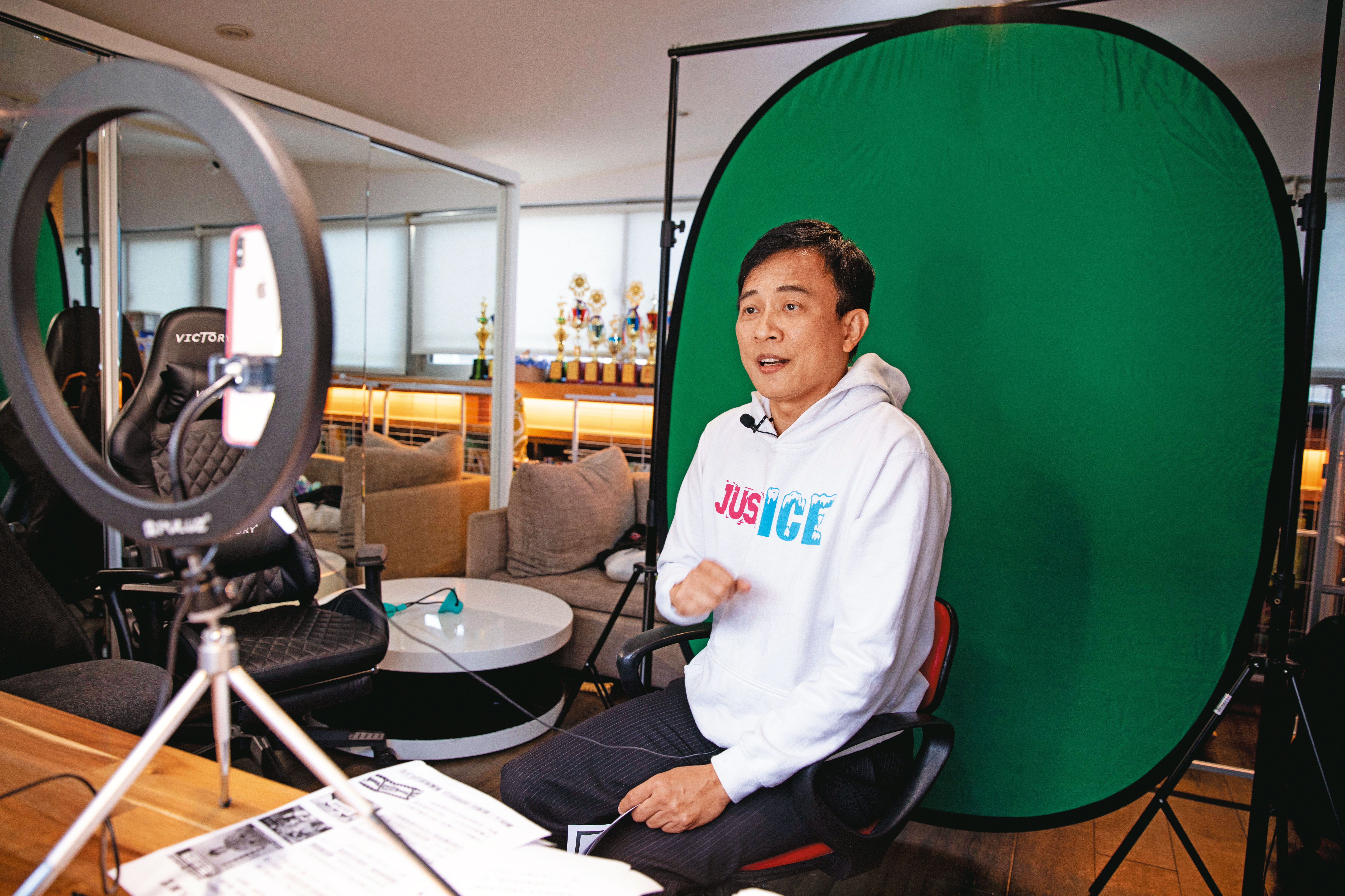 換上兒子設計LOGO的白色帽T，彭文正每晚準時在YouTube播出的節目，皆在他東區名人巷的住家閣樓拍攝。