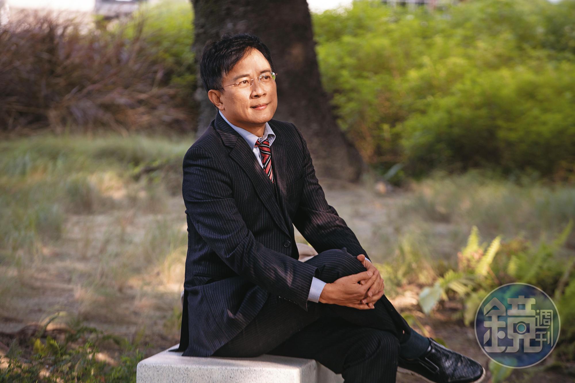 彭文正原來在台大新聞所再1年3個月就可領終生退休金(包含1年休假),卻選擇辭職主持政論節目。