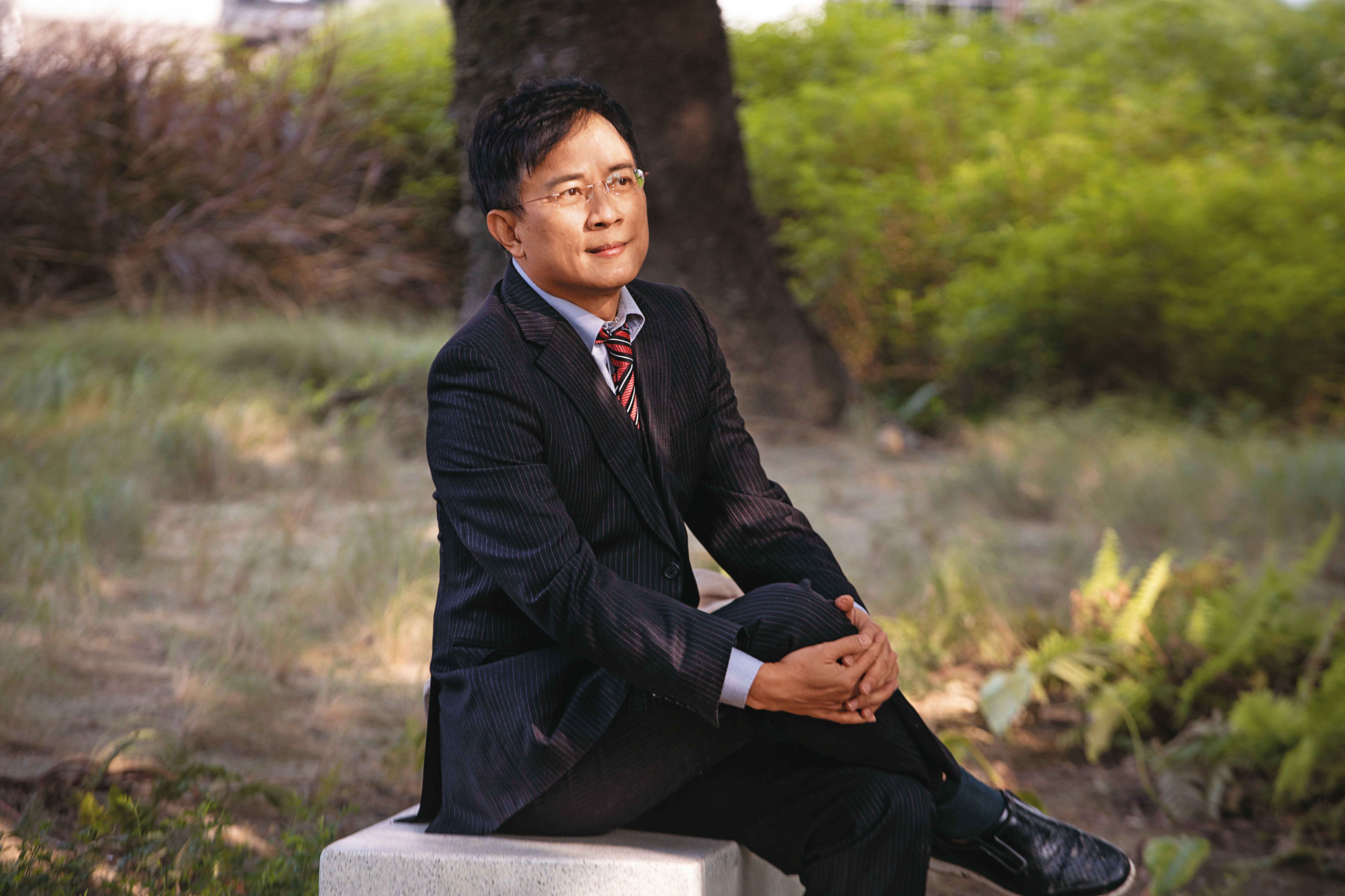 彭文正原來在台大新聞所再1年3個月就可領終生退休金（包含1年休假），卻選擇辭職主持政論節目。