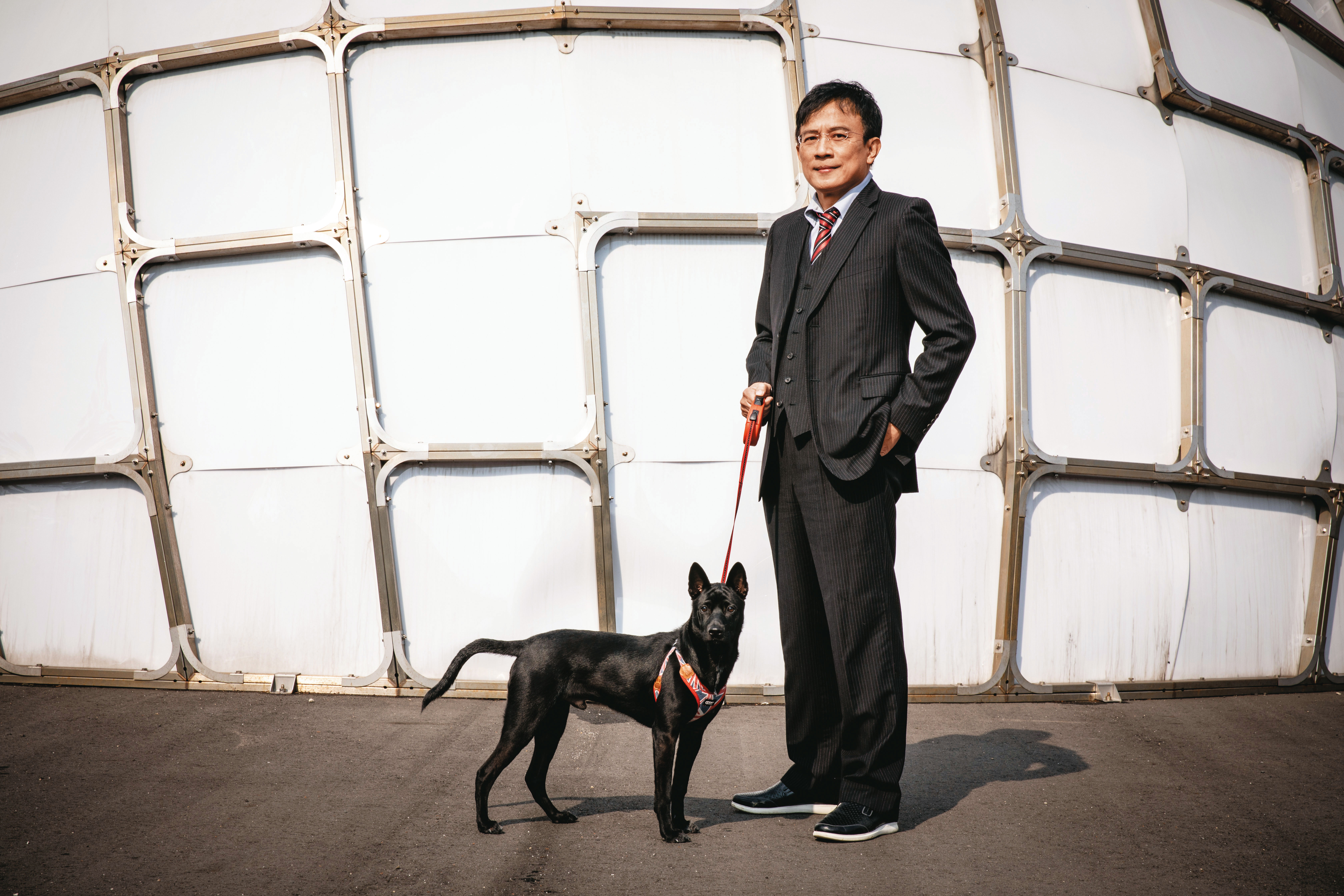 擔心愛狗Pickle不知主人去向，彭文正出門常帶著牠，或透過監視器呼喚安撫。