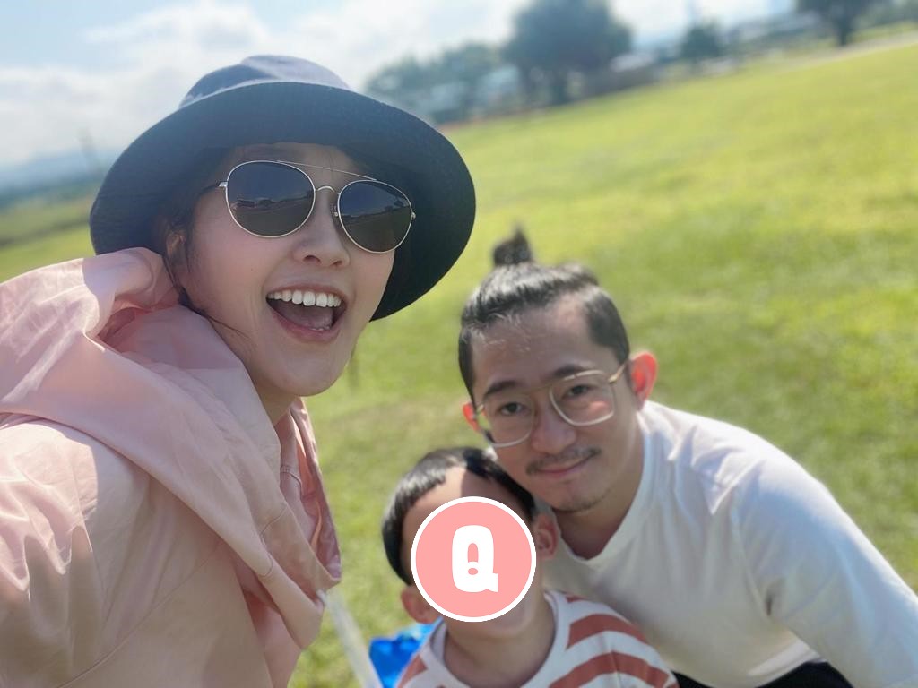 工作忙碌的巴鈺，趁著新年難得的休假時光，陪兒子及老公。（巴鈺提供）