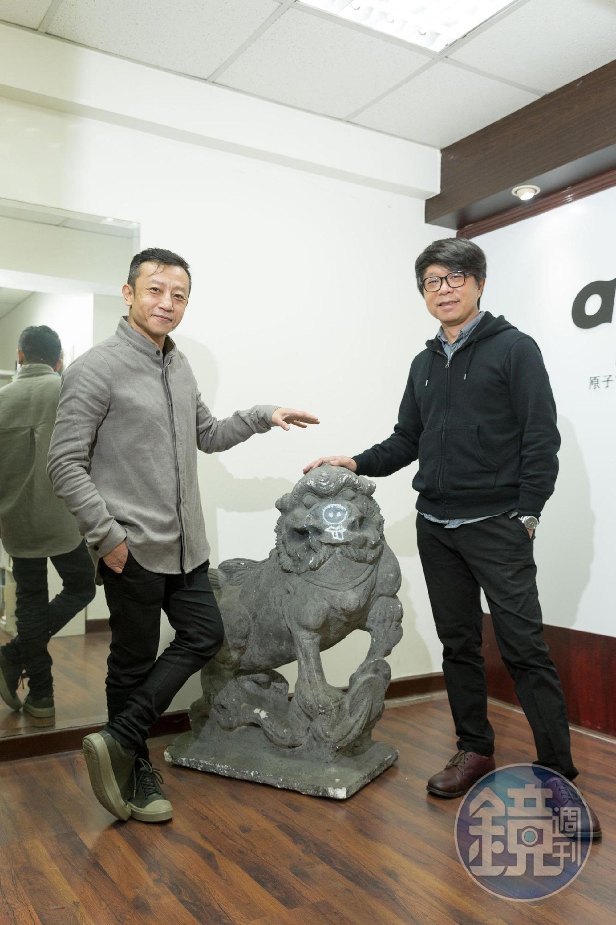 楊雅喆(左)費時1年重新編劇《天橋》,美術指導王誌成(右)花3個月打造中華商場,工程浩大。