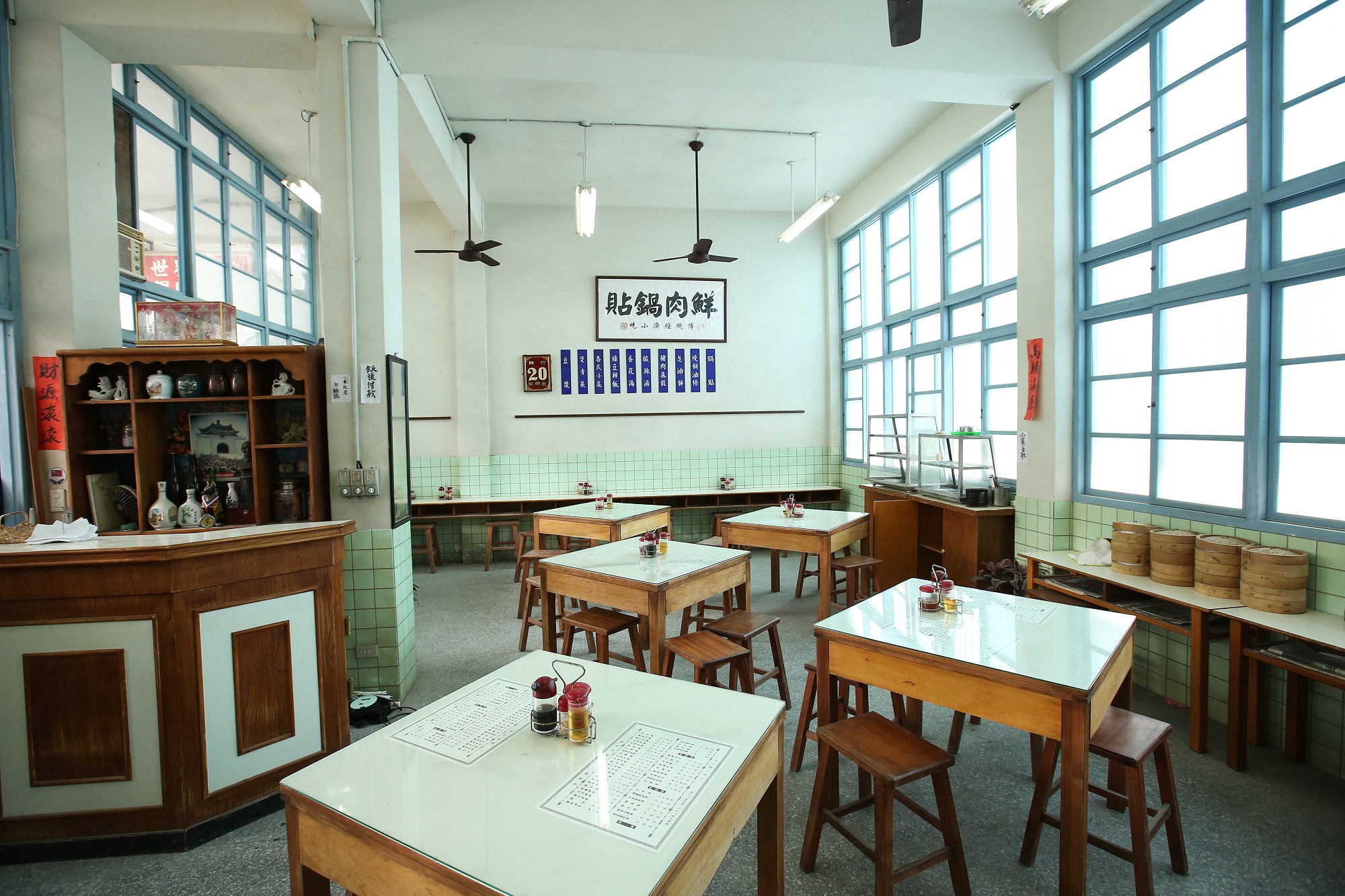 劇集真實還原中華商場具代表性的「點心世界」店面。（李鍾泉攝）