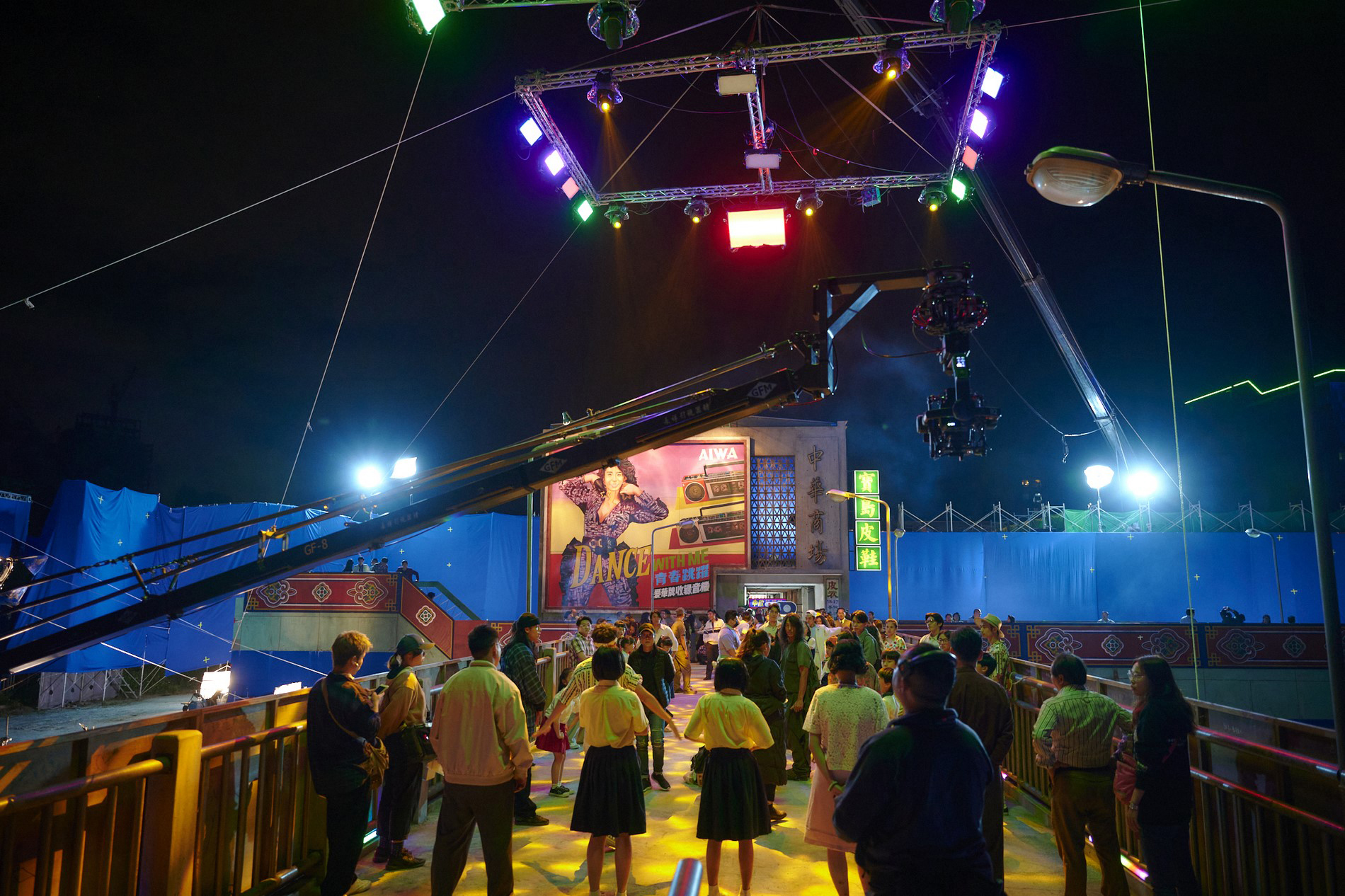 演員站在天橋上表演，天橋以外的世界都得由後期動畫重新構築。（公視、myVideo提供）