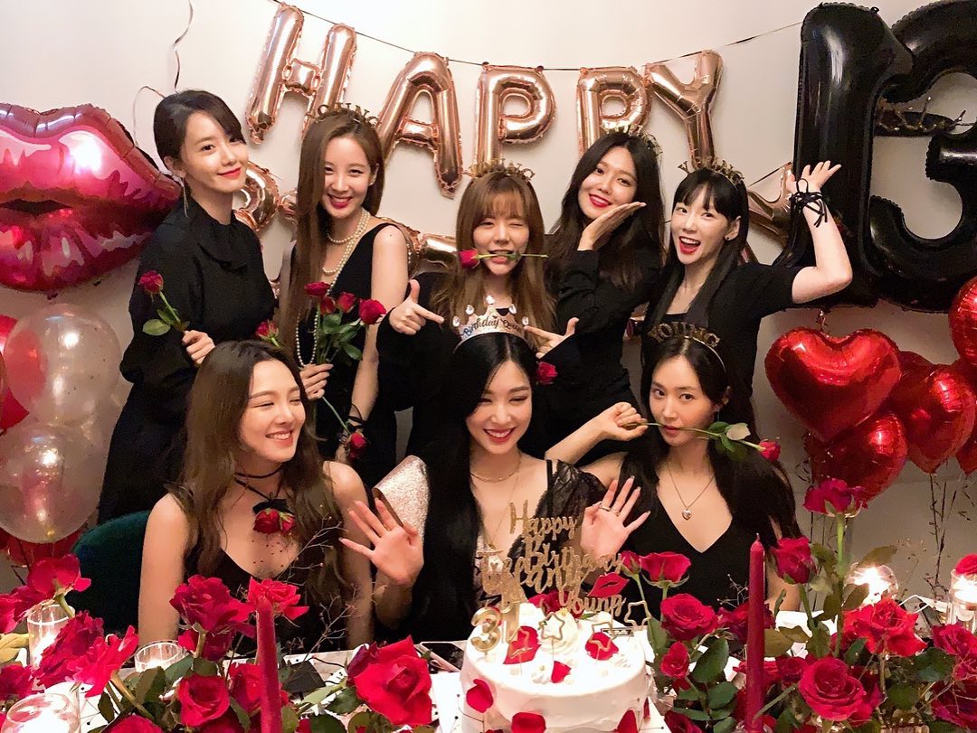 「少女時代」8成員傳出有望在今年合體推出新專輯，成員們去年8月替蒂芬妮（前排中）慶生，也為慶祝出道13年周年齊聚一堂。（翻攝自俞利Instagram）