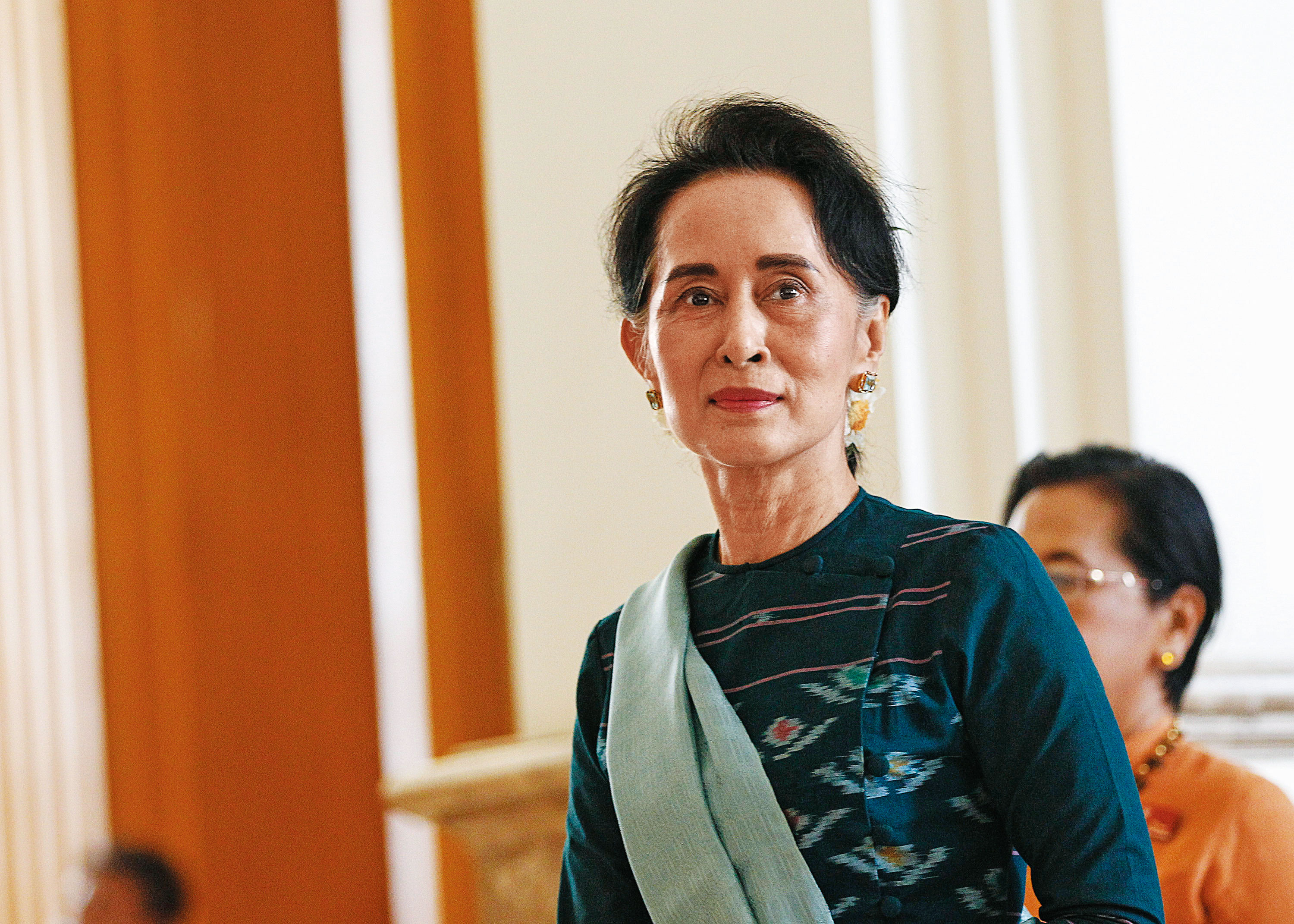 緬甸實質領袖翁山蘇姬（右）日前遭武裝部隊總司令敏昂萊（左）政變奪權。圖為翁山蘇姬與敏昂萊2015年12月會面，雙方握手致意。