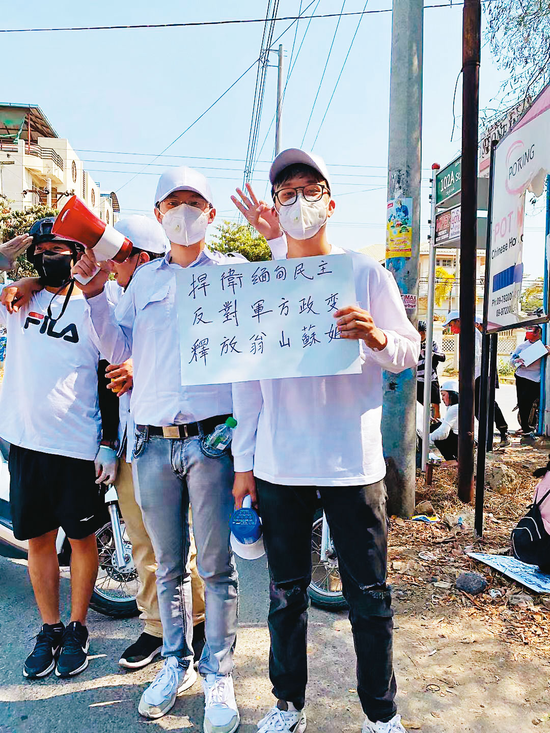 緬甸華人Eric(左)和Mark(右)鼓勵身邊人士加入CDM行動。(受訪者提供)