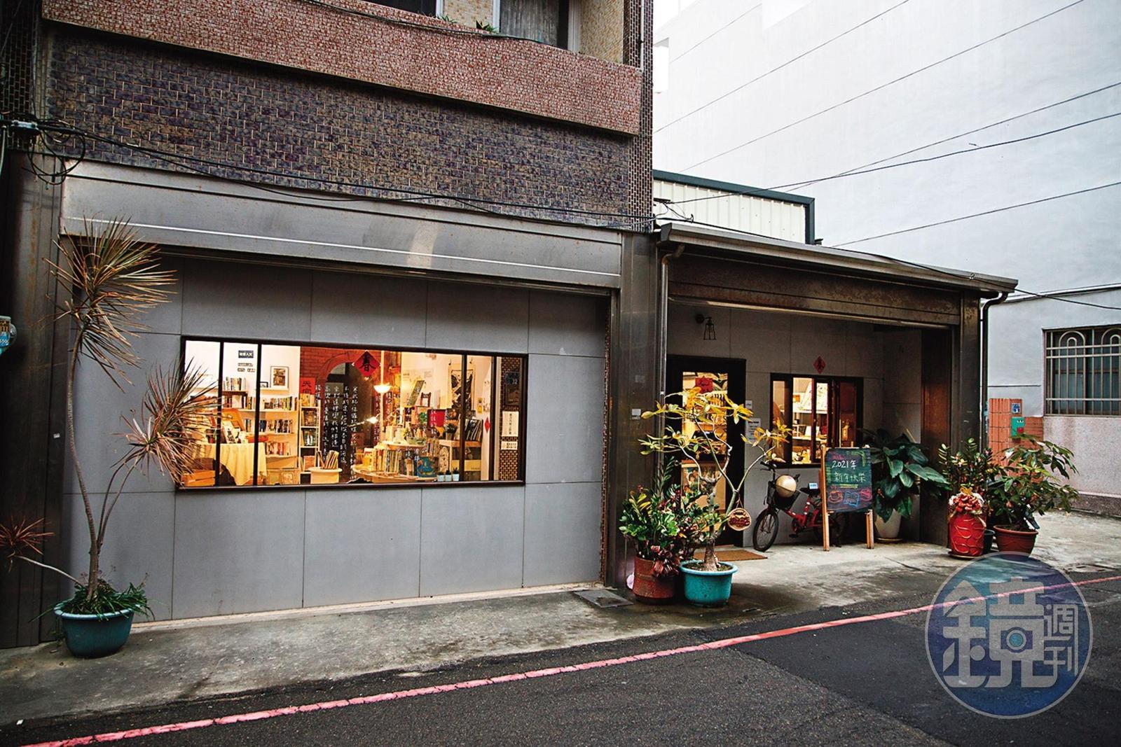 位在苑裡巷弄中的「掀冊店」,自帶文青氛圍。