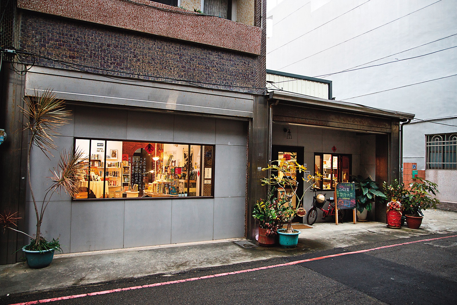 位在苑裡巷弄中的「掀冊店」，自帶文青氛圍。
