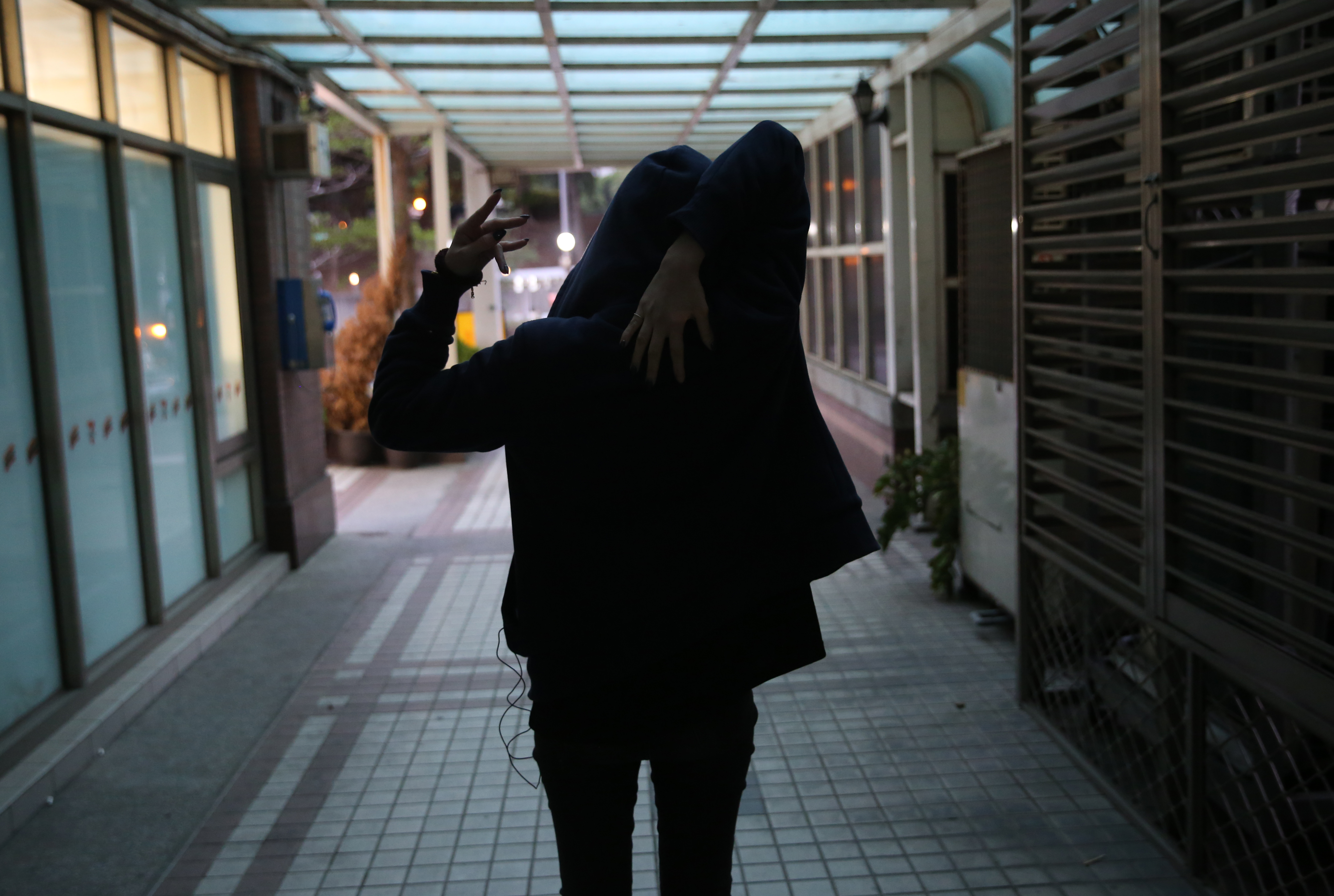 關節斷裂的王女，至今手仍無法高舉。（讀者提供）