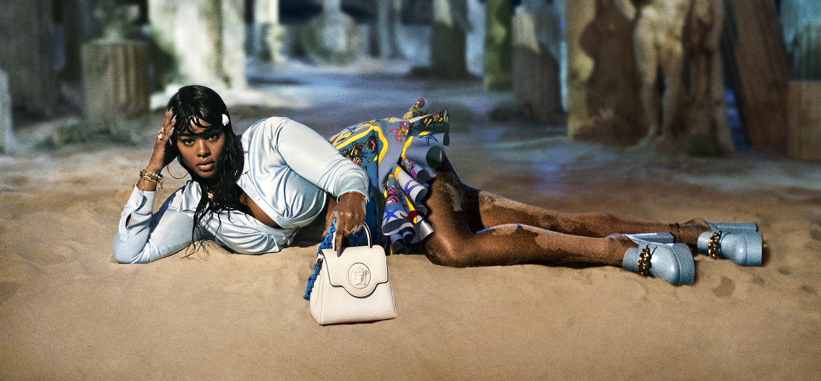 VERSACE La Medusa手袋色調飽滿，包款上有著明顯Medusa頭像。（VERSACE提供）