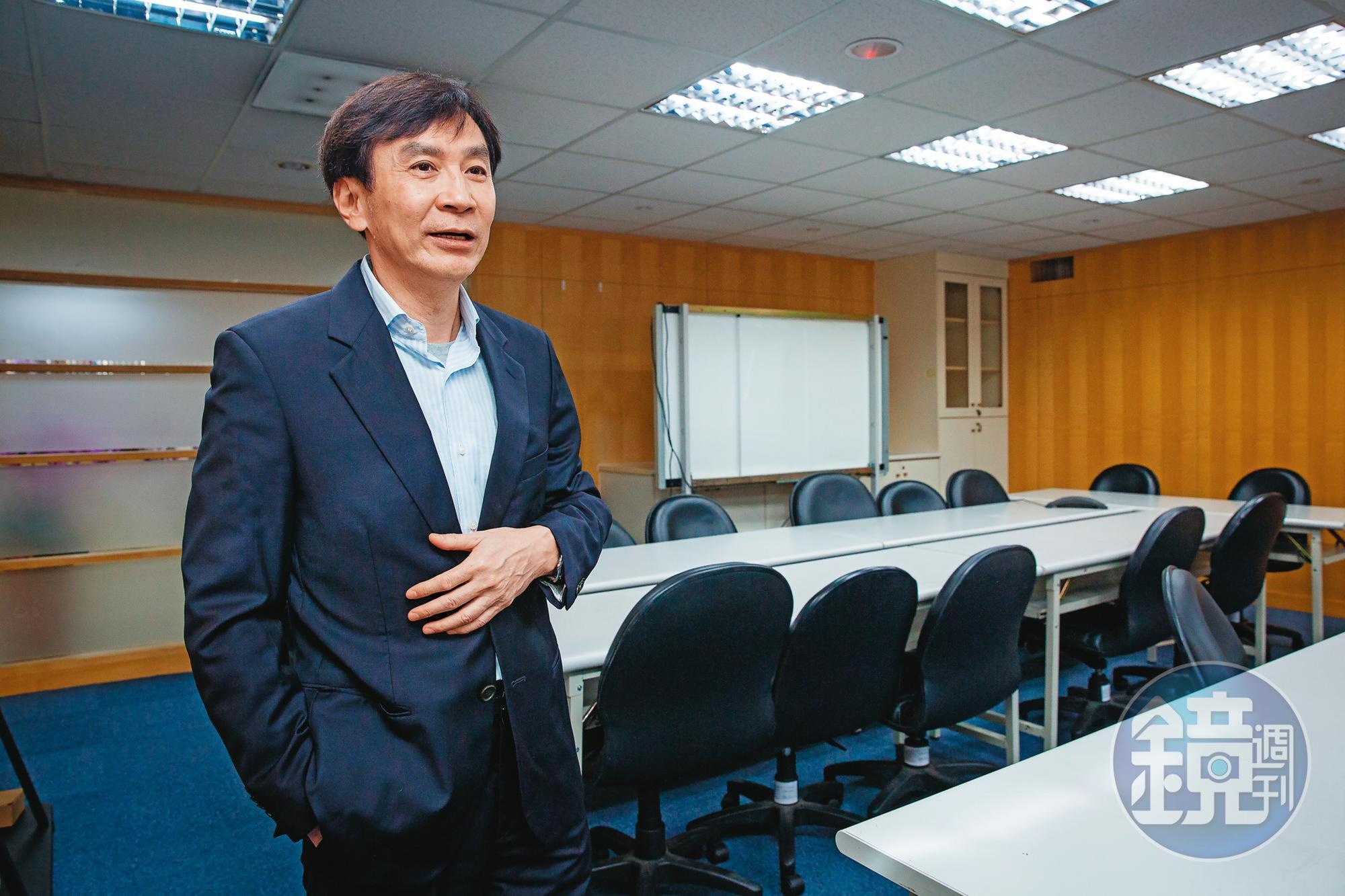 鍾依文新官上任三把火，在新設立的戰情室受訪時，宣示今年大同一定會配發股利。