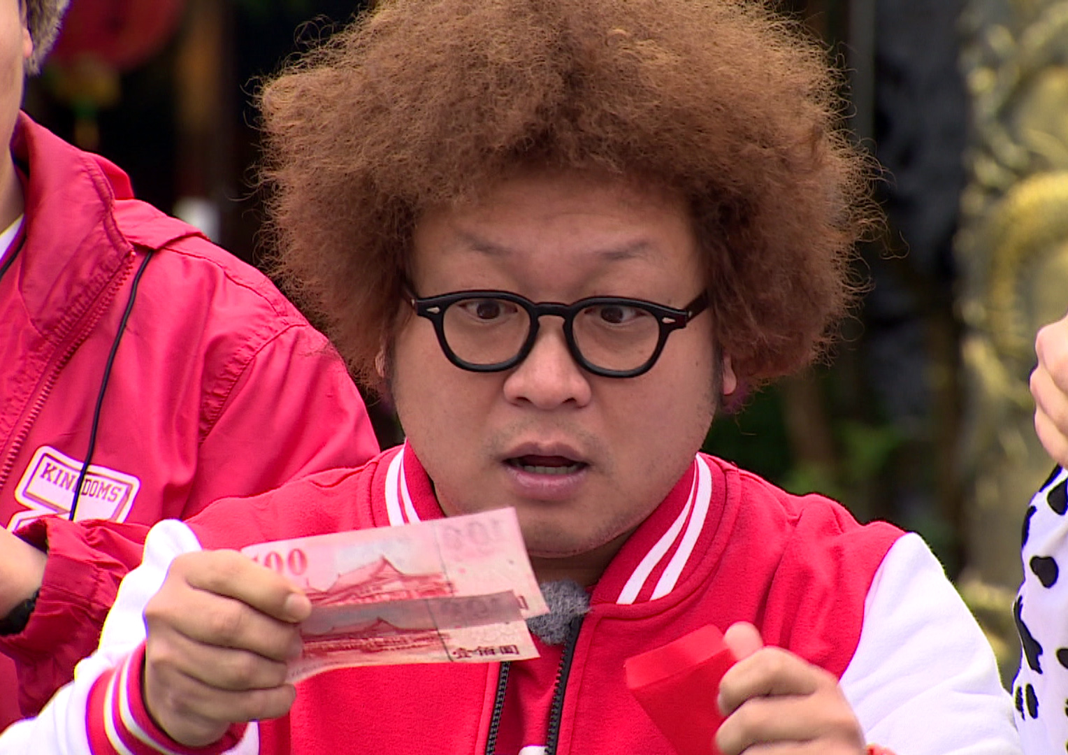 納豆伸手撈出200元，立刻發揮金馬等級的華麗演技，睜大眼睛的吃驚神情，宛若拿到2萬紅包一般。（台視提供）