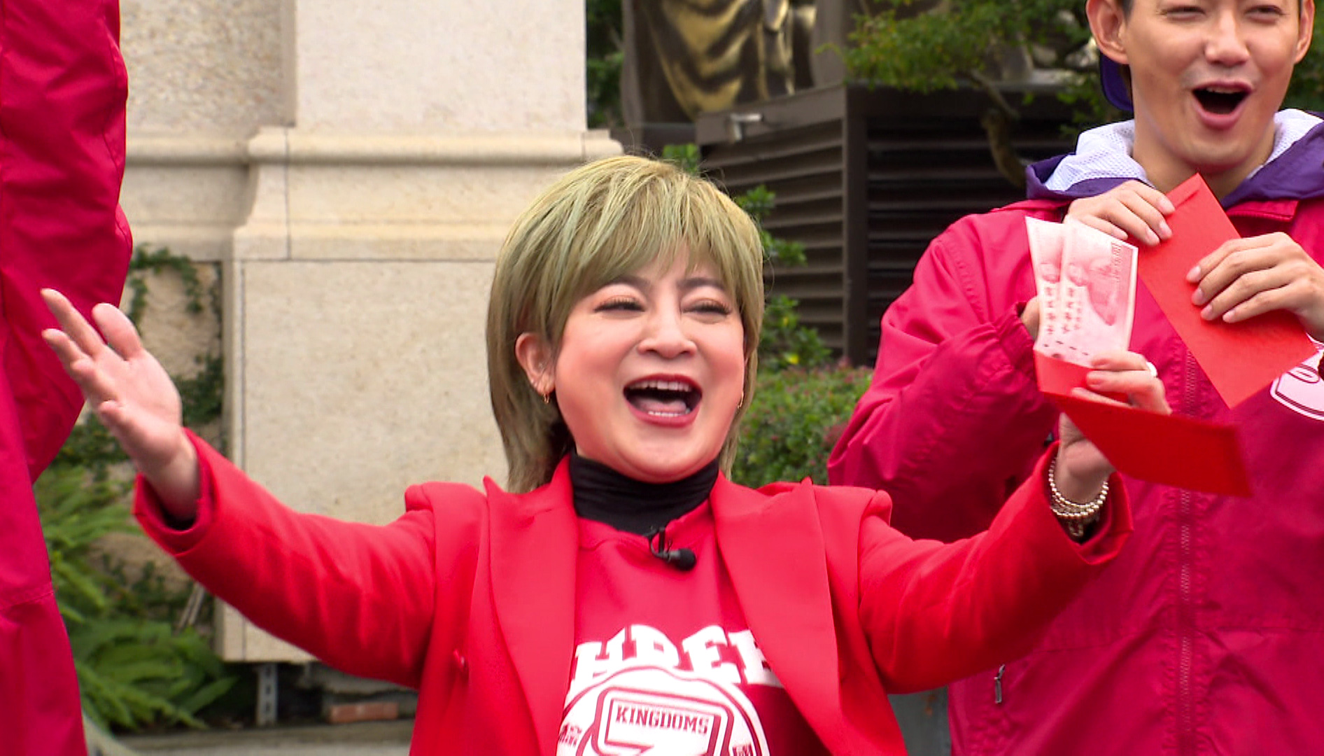 王彩樺參加《綜藝3國智》錄影，在財神廟開場，並送上開工紅包討個喜氣。（台視提供）