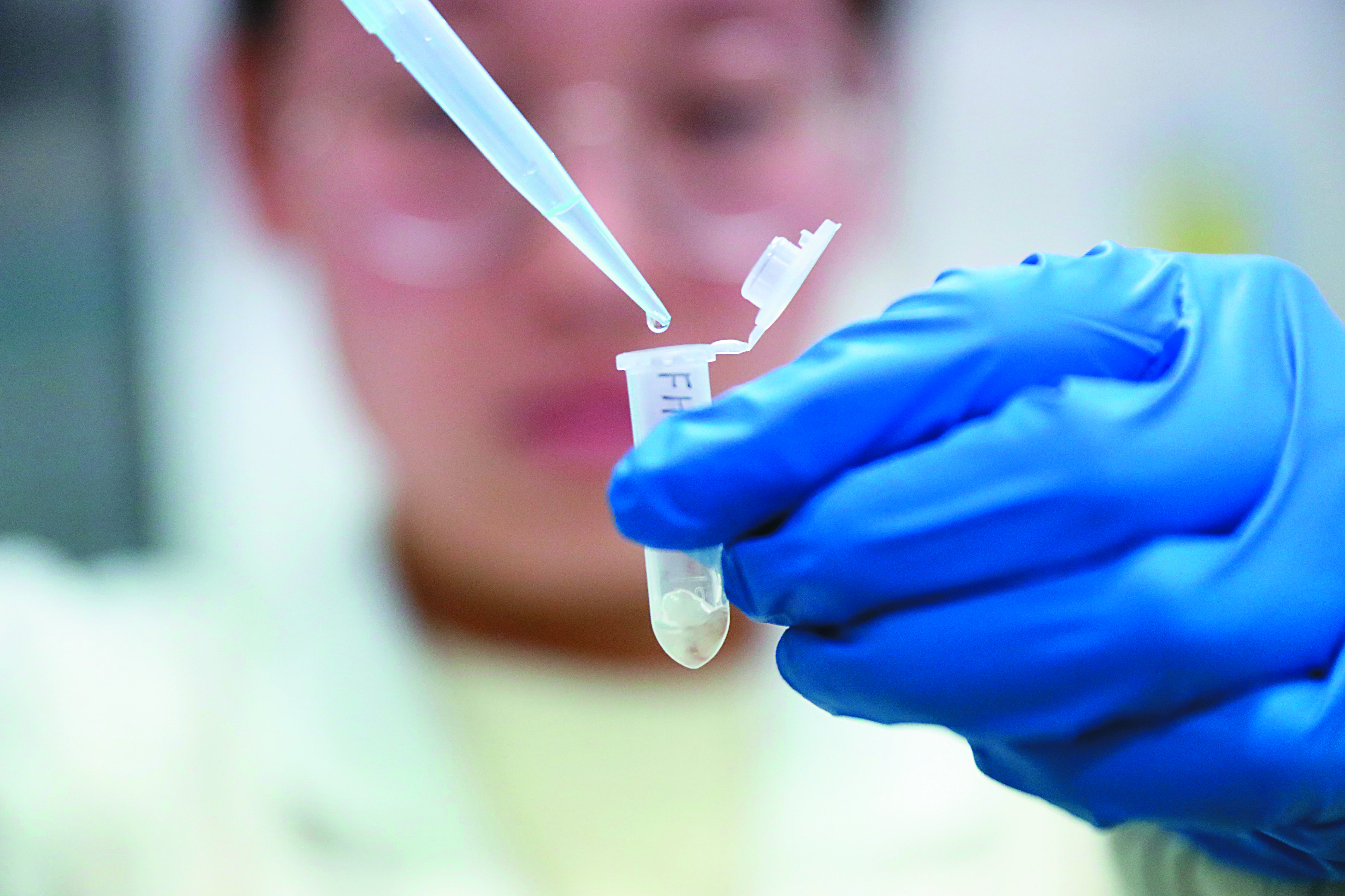 鑑識人員比對口水DNA,與當時被羈押在看守所的溫男吻合。圖為示意畫面。(東方IC)
