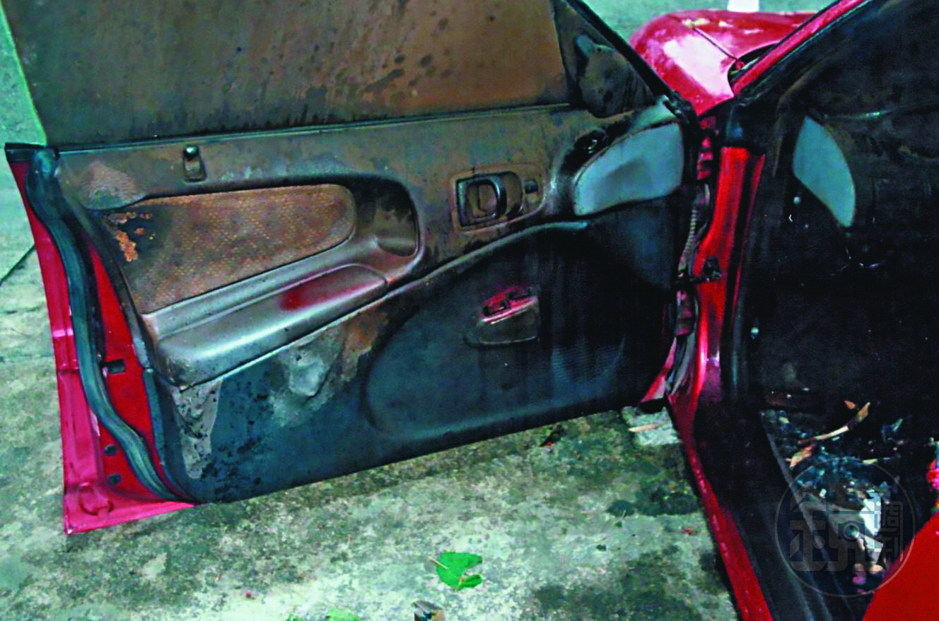 死者的車輛側門留有噴漆痕跡。