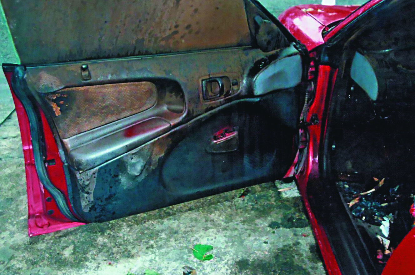 死者的車輛側門留有噴漆痕跡。