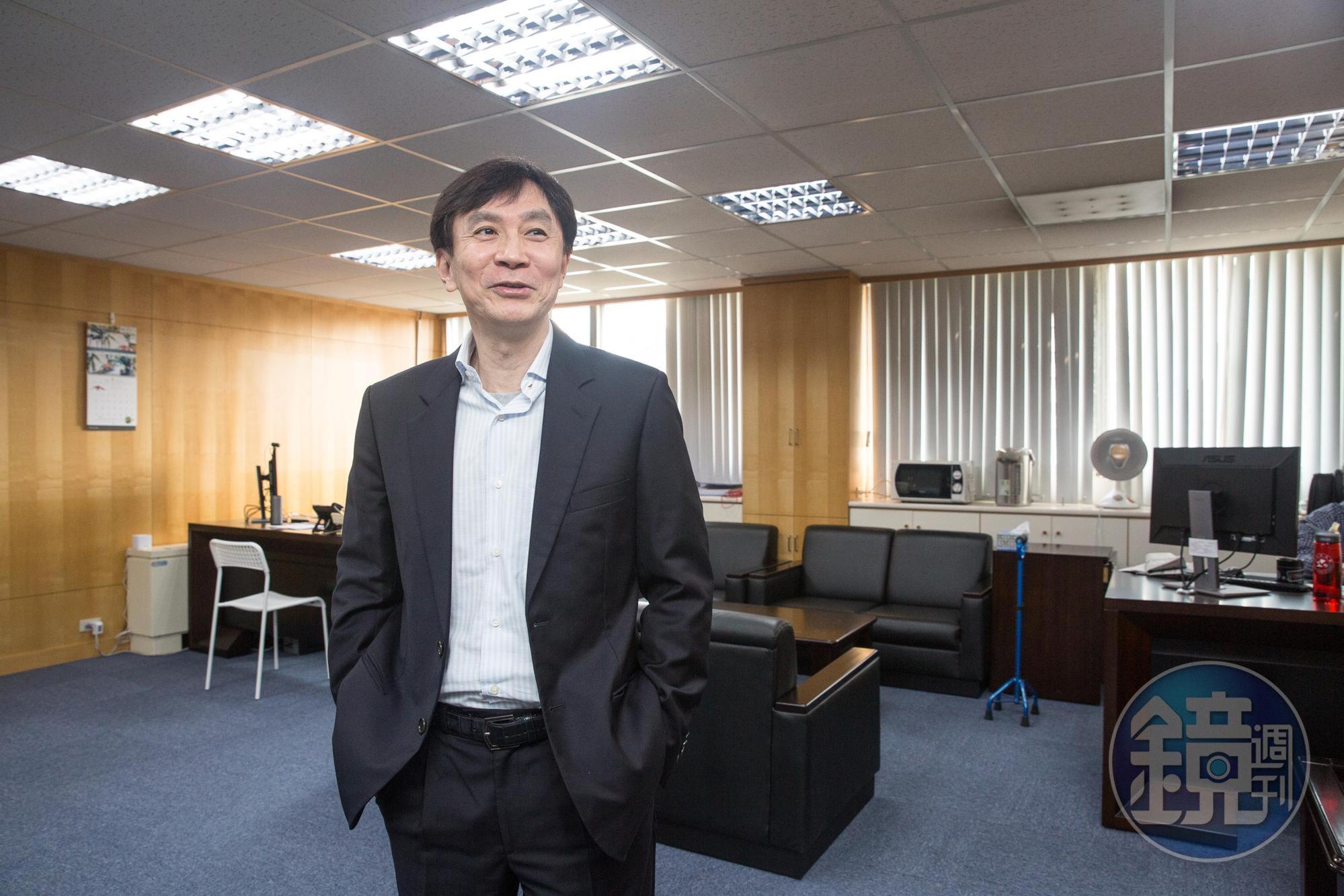 鍾依文過去是鴻海接班人選,郭台銘曾派他輔佐已過世的弟弟郭台成。