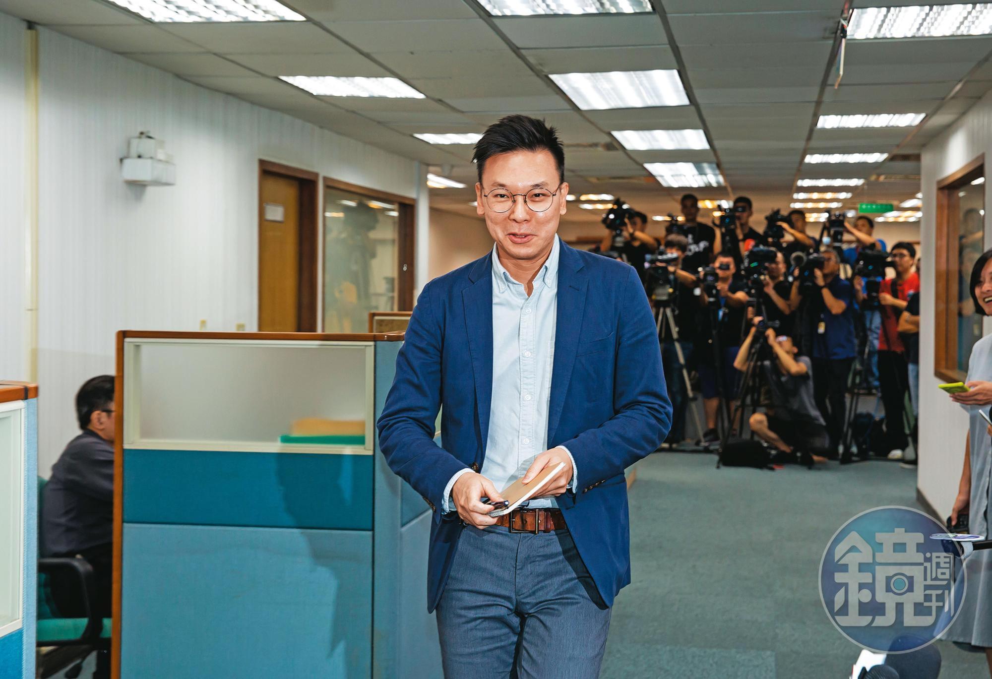 被點名是參選新竹市長熱門人選的民進黨副祕書長林飛帆，出任青平台董事及平台召集人。