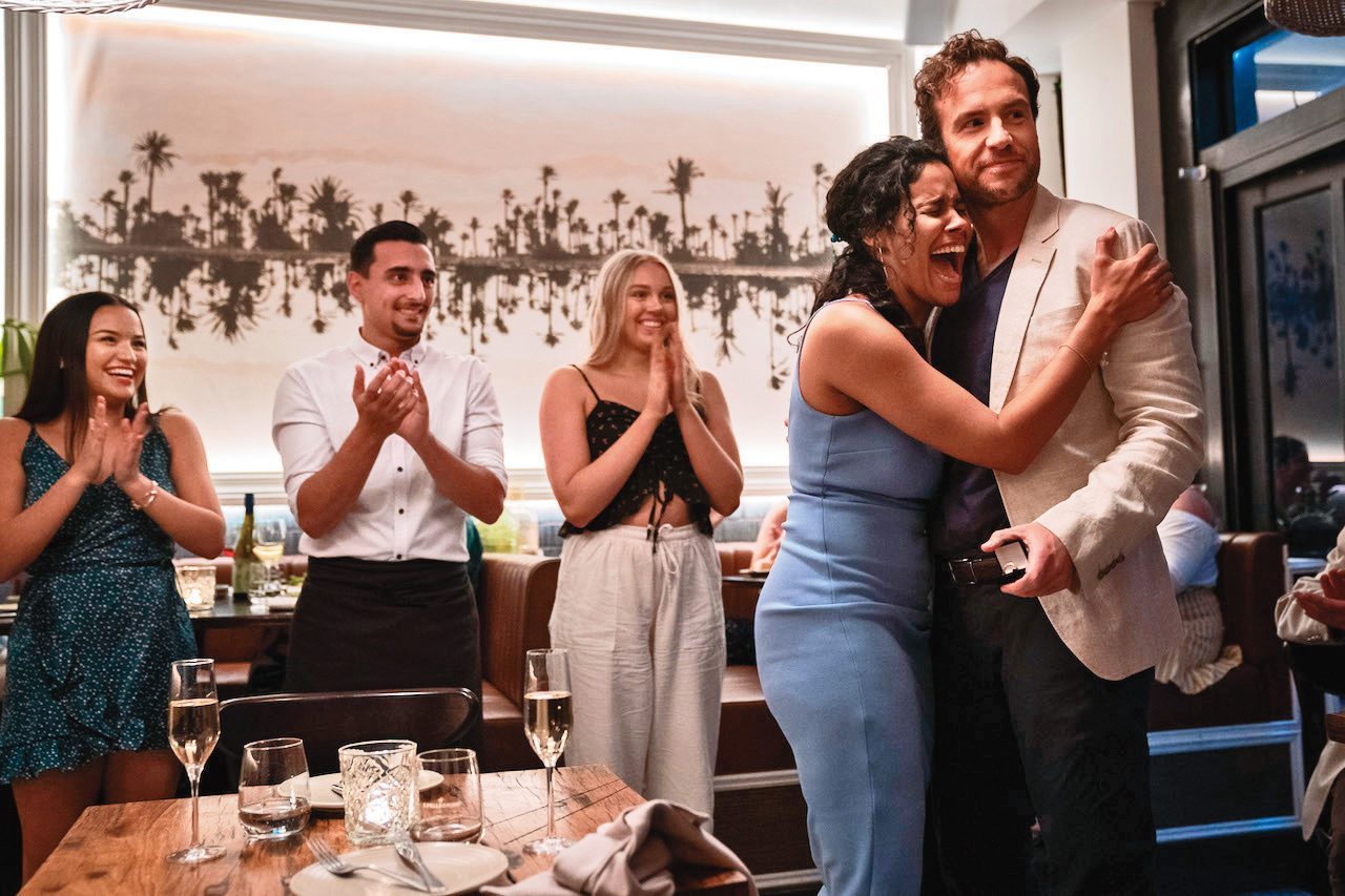 凡事習慣拖拉的男人在結婚當晚陷入時間快轉的魔法，他終於發現事情的嚴重，開始珍惜生命中的每一天。（双喜提供）