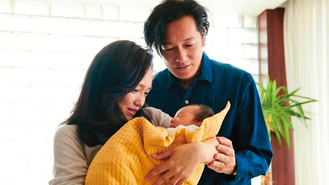 夫妻收養男嬰6年後因一通電話攪亂了平靜的生活，電影透過孩子的收養探討「成為母親」和「母親本身」的意義。（翻攝自elconfidencial.com）