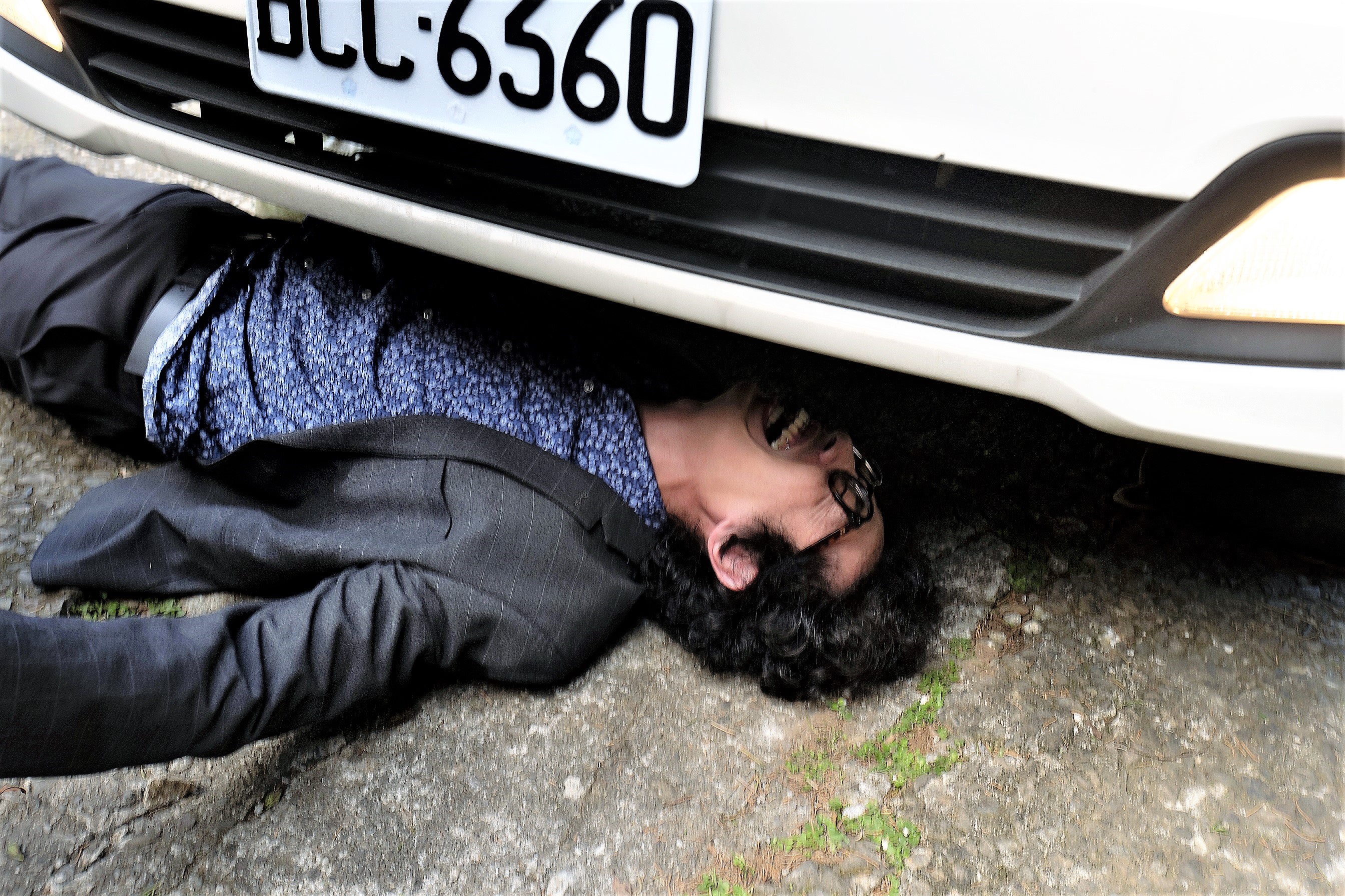 馬念先拍攝《王牌辯護人》,先是被持刀脅持,接著又被車壓在車底。(東森提供)