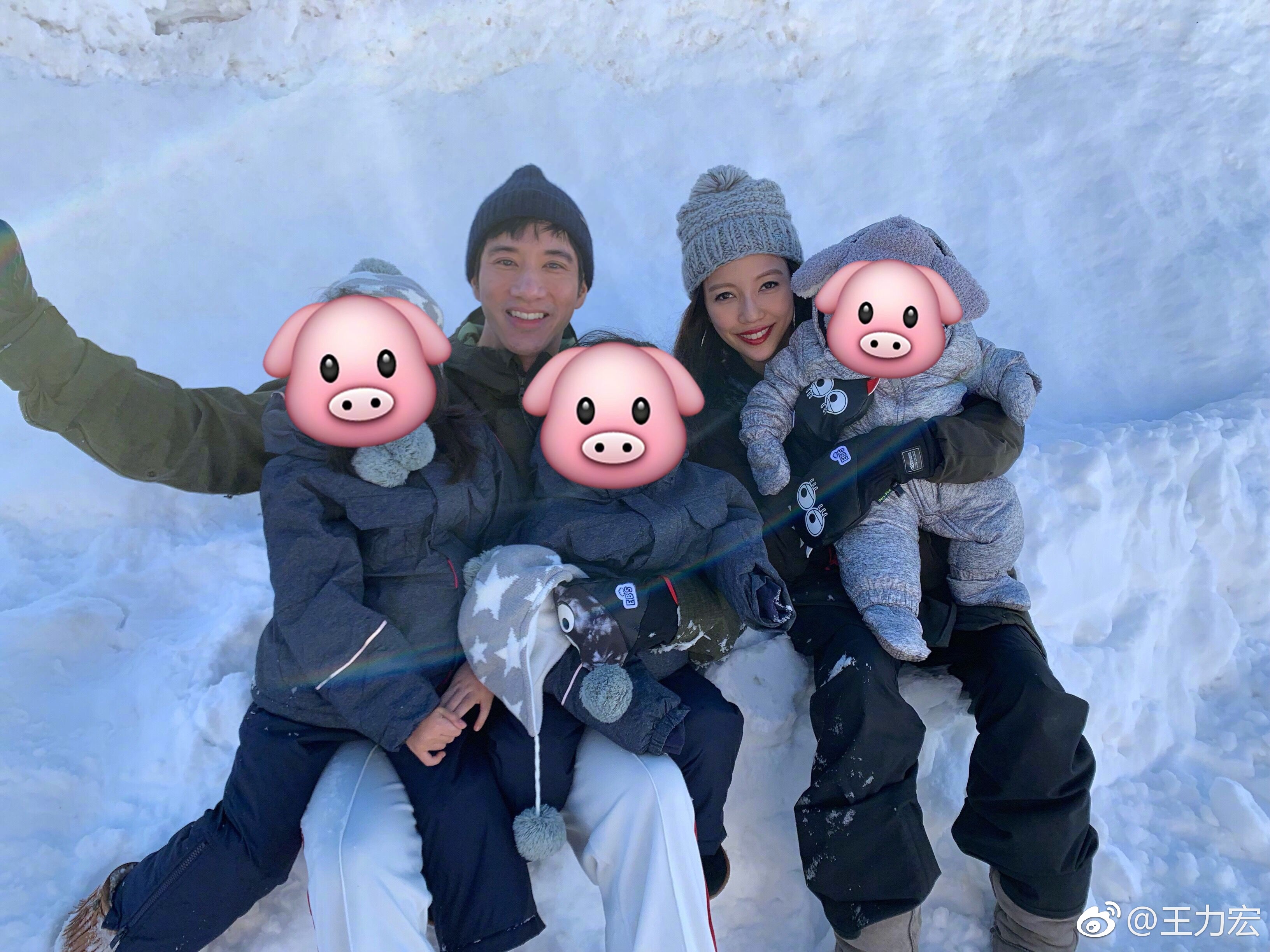 王力宏與妻子李靚蕾育有二女一子，他偶爾會在社交帳號中分享全家福照，但多在特殊節日時，且也僅有幾張而已。（翻攝自王力宏微博）
