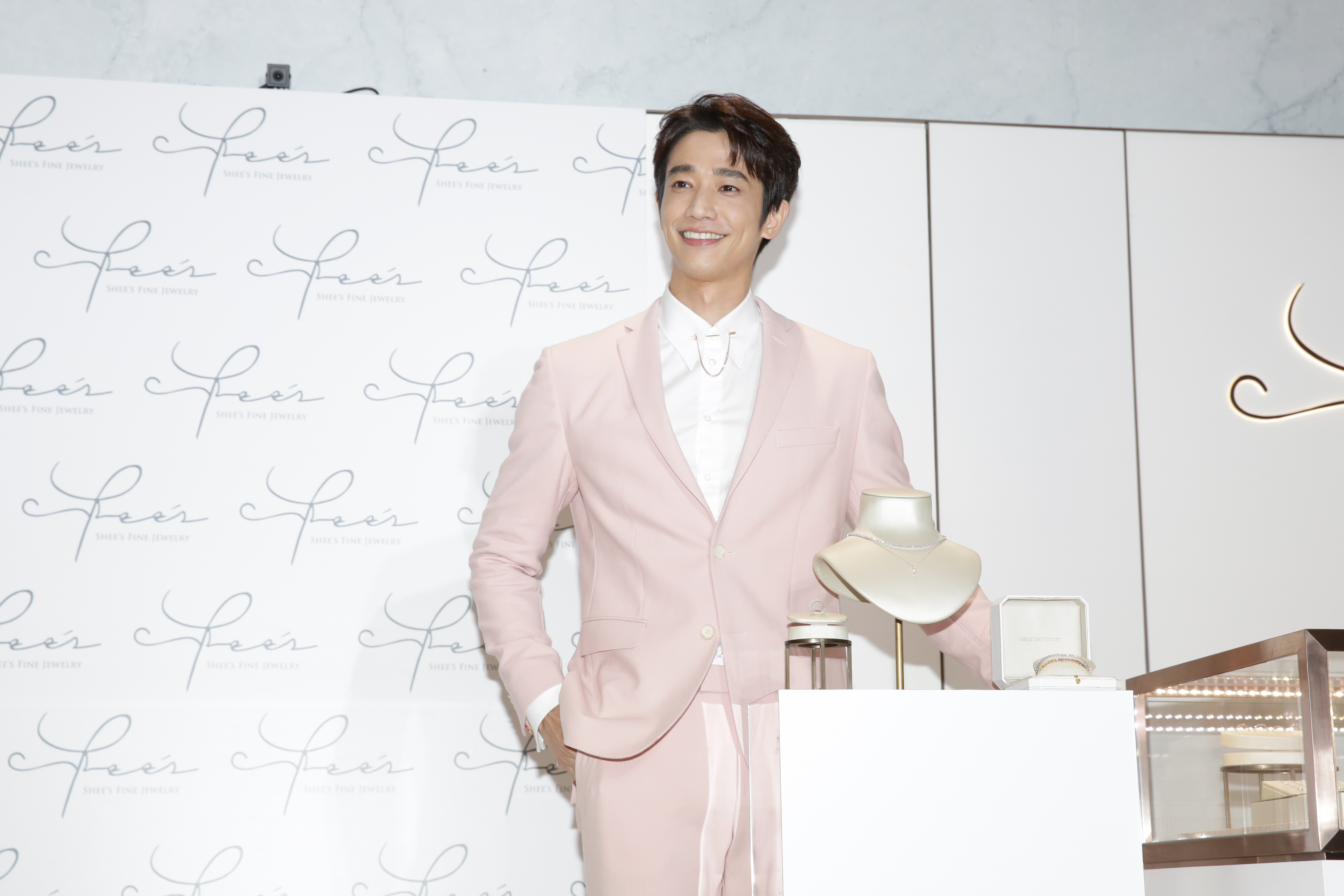 劉以豪出席以一身粉色裝扮，出席SHEE’S FINE JEWELRY侍好珠寶男仕珠寶發表。