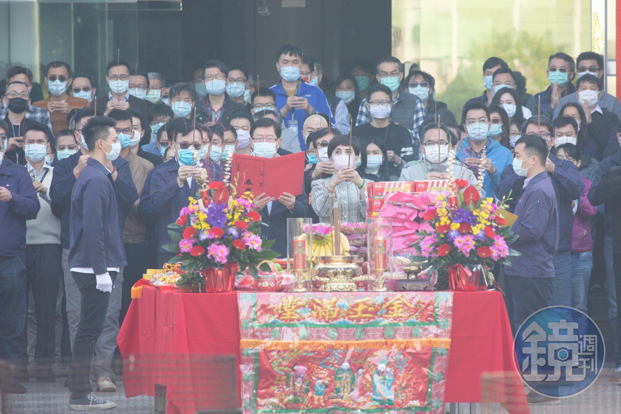 選在農曆大年初九,電子代工龍頭鴻海舉辦開工儀式,由董事長劉揚偉親自主持。