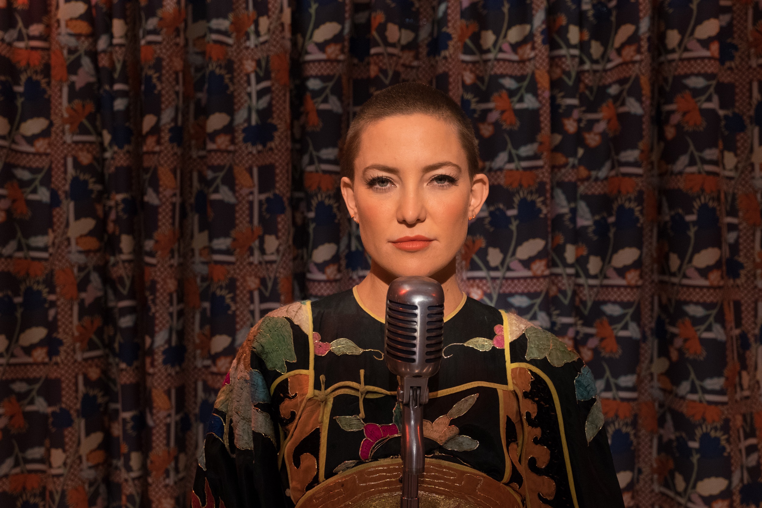 凱特哈德森將一頭金髮剃成平頭，當年她是好萊塢甜姐兒，在《幸福剛剛好》中卻詮釋一名外表強悍的魯蛇。（CatchPlay提供）